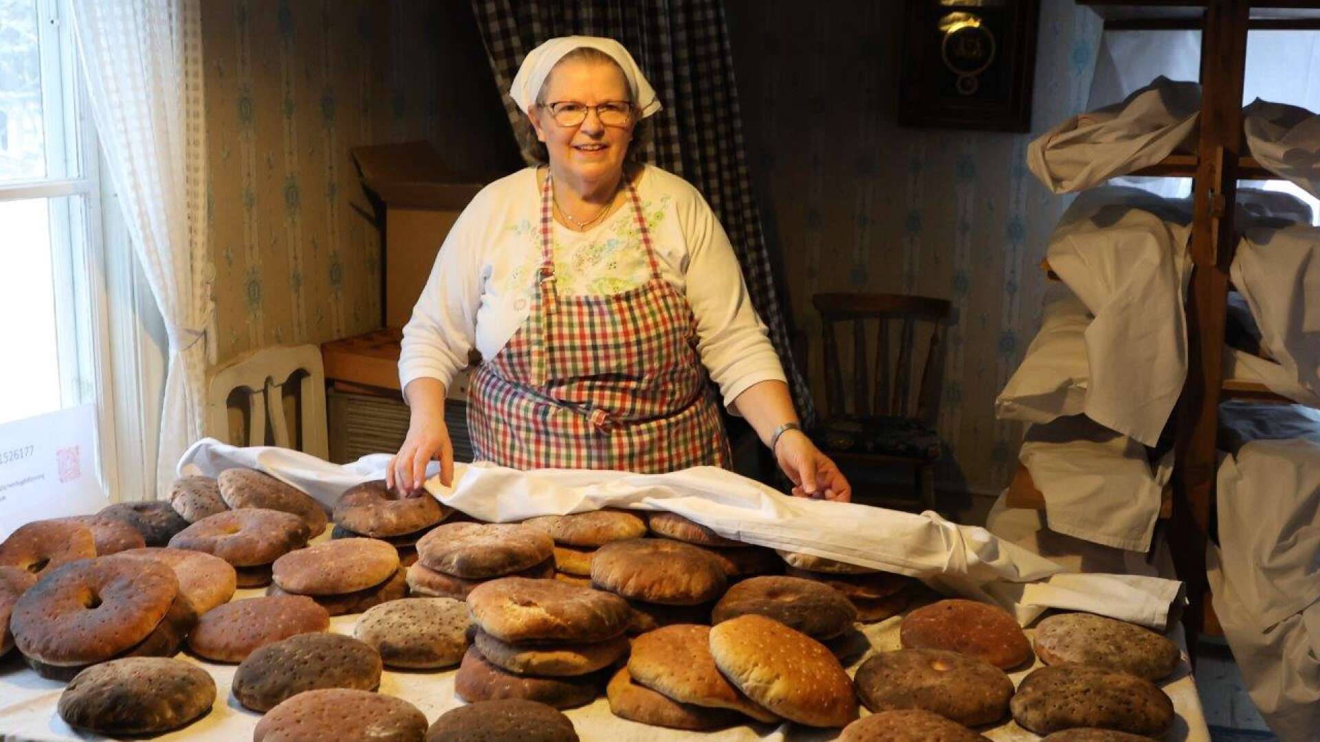 Barbro Thunberg hade laddat upp med många brödkakor när det var dags för det årliga brödbaket i Balteryd.