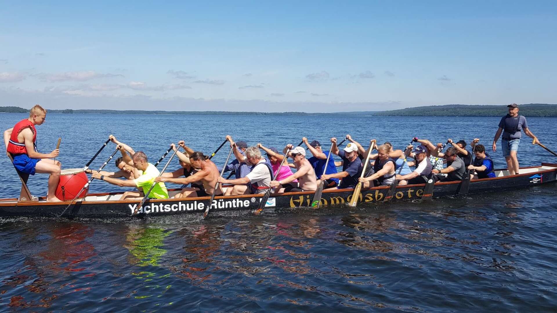 Drakbåten med trummis, roddare och styrman under söndagens träningsrunda på sjön Örlen.