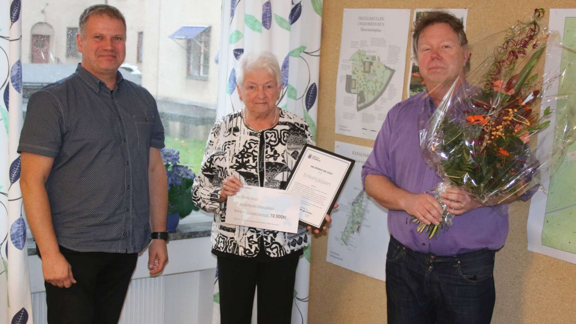 Säffle kommuns nyinstiftade miljöpris delades ut av miljö- och byggnadsnämndens ordförande Kenneth Andersson till Kvarnhjulet Erikshjälpens Ann-Marie Andersson och Ronny Dahlin.