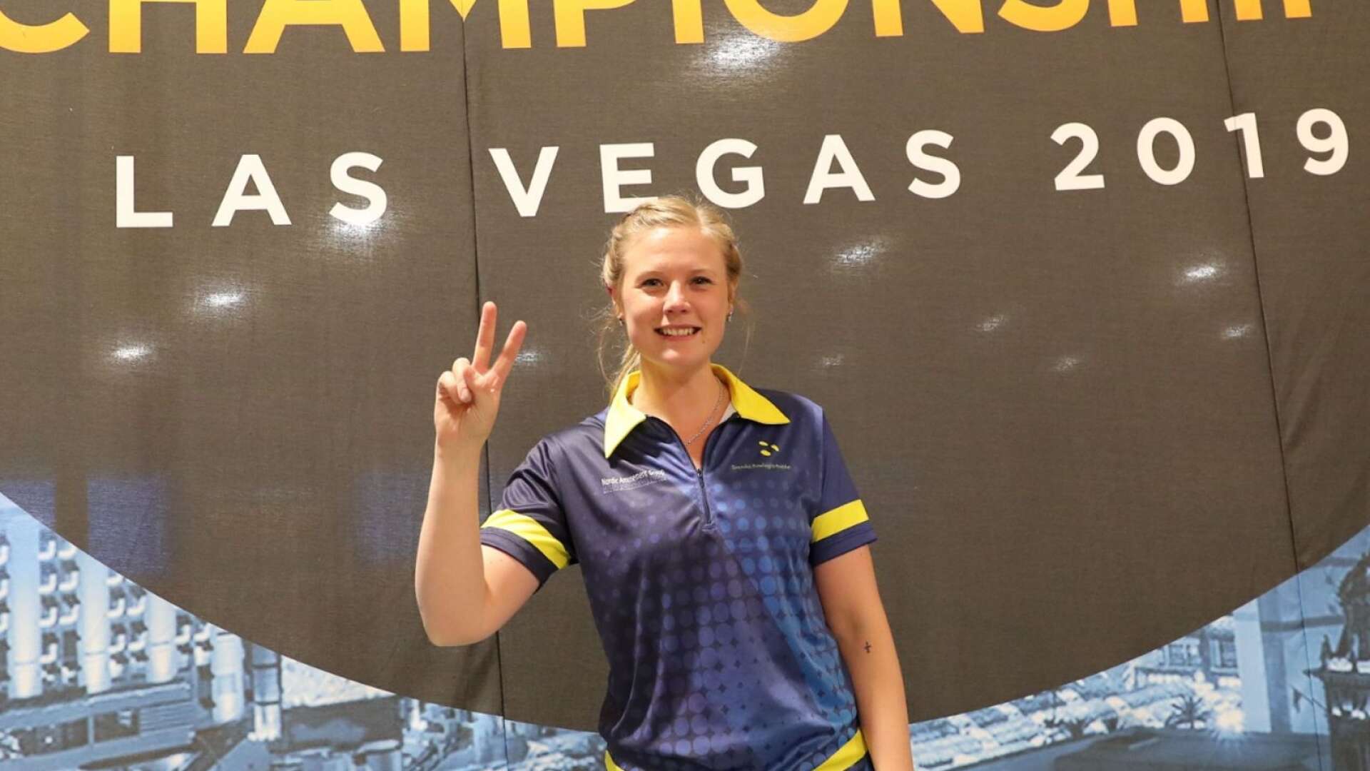 Joline Persson Planefors får med sig två medaljer hem från bowling-VM i Las Vegas. 