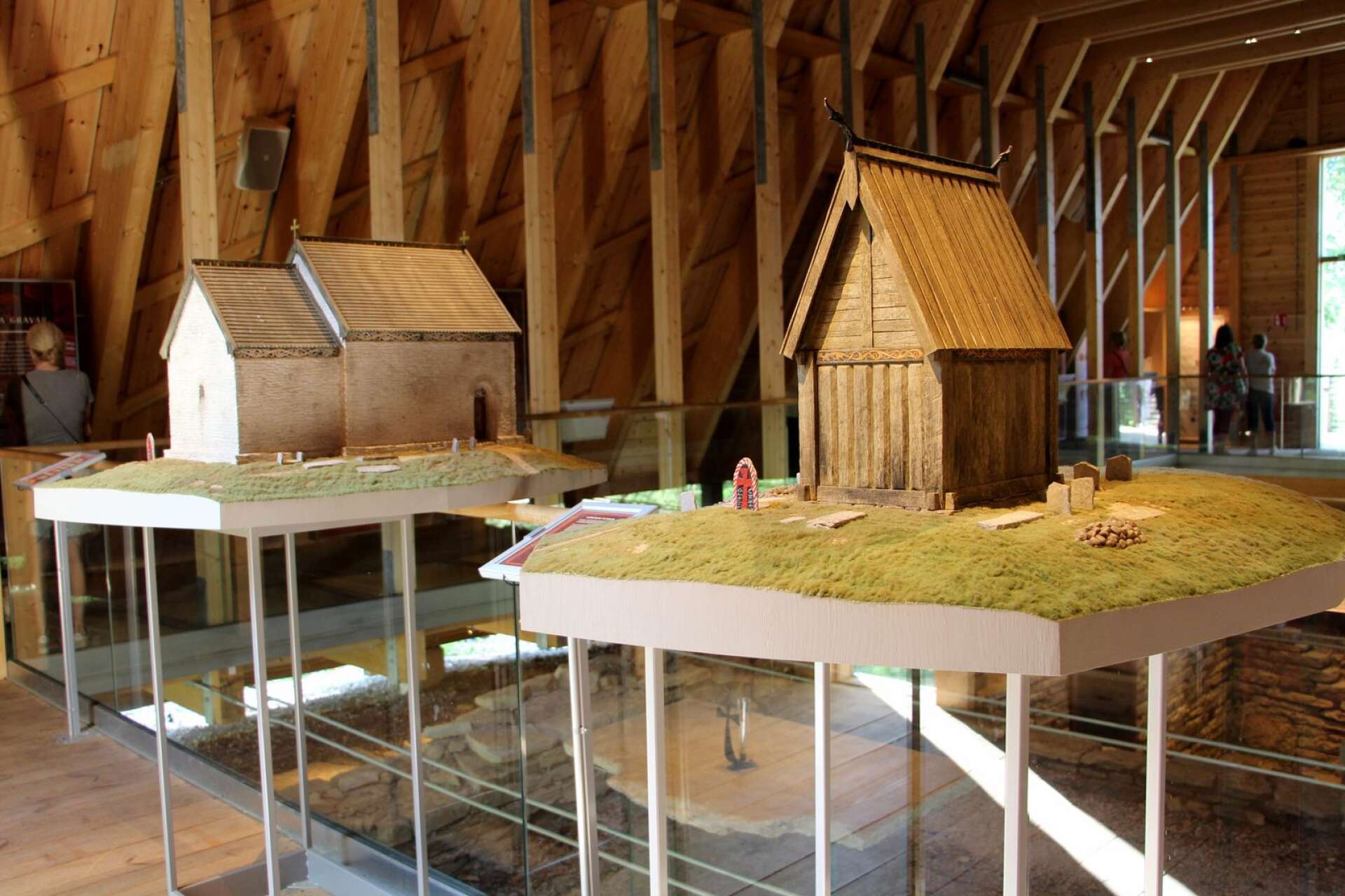 I Kata gård finns modeller av de kyrkor som har legat på platsen.