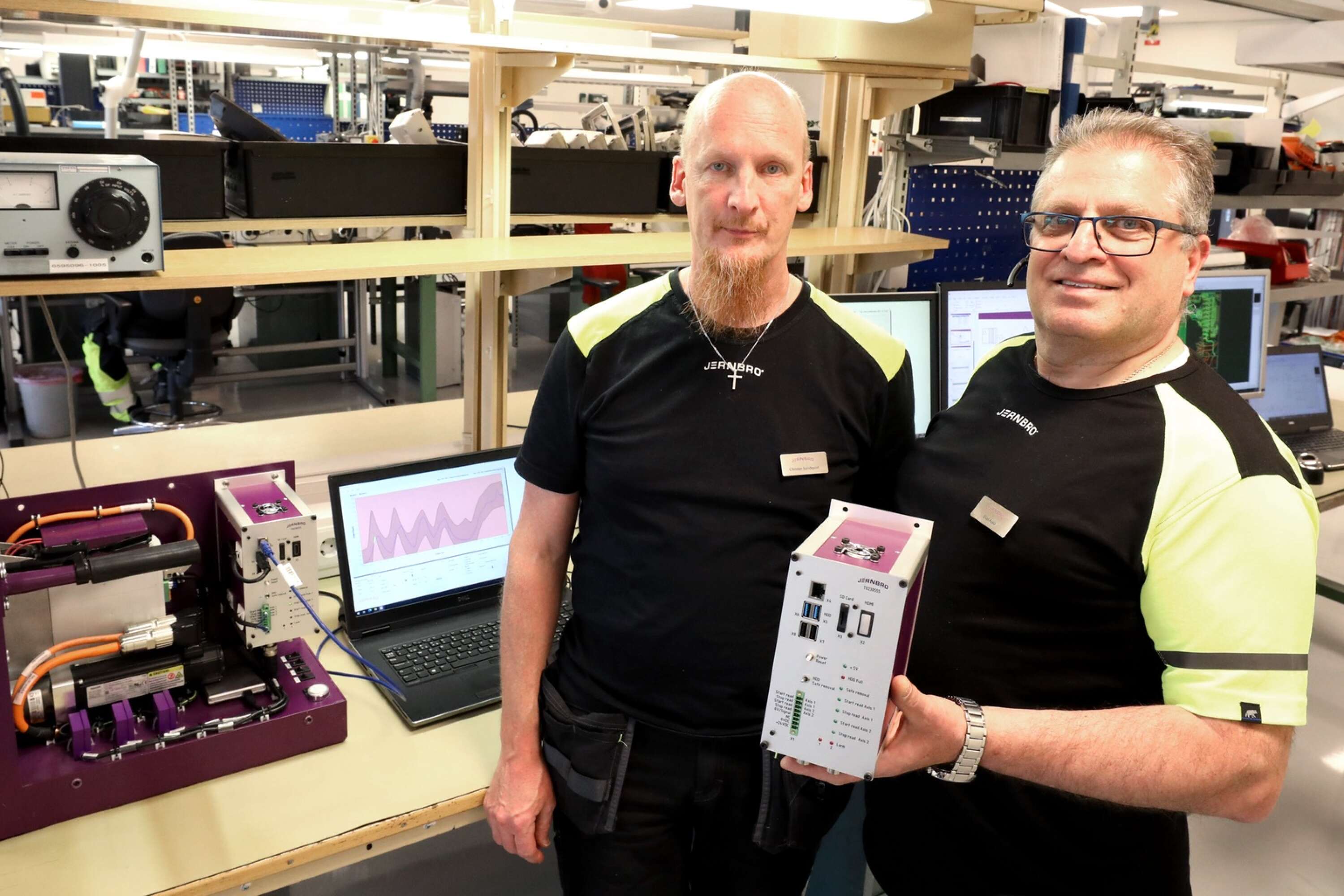 Elias Assio och Christer Sundqvist har utvecklat komponenten som läser av ström.