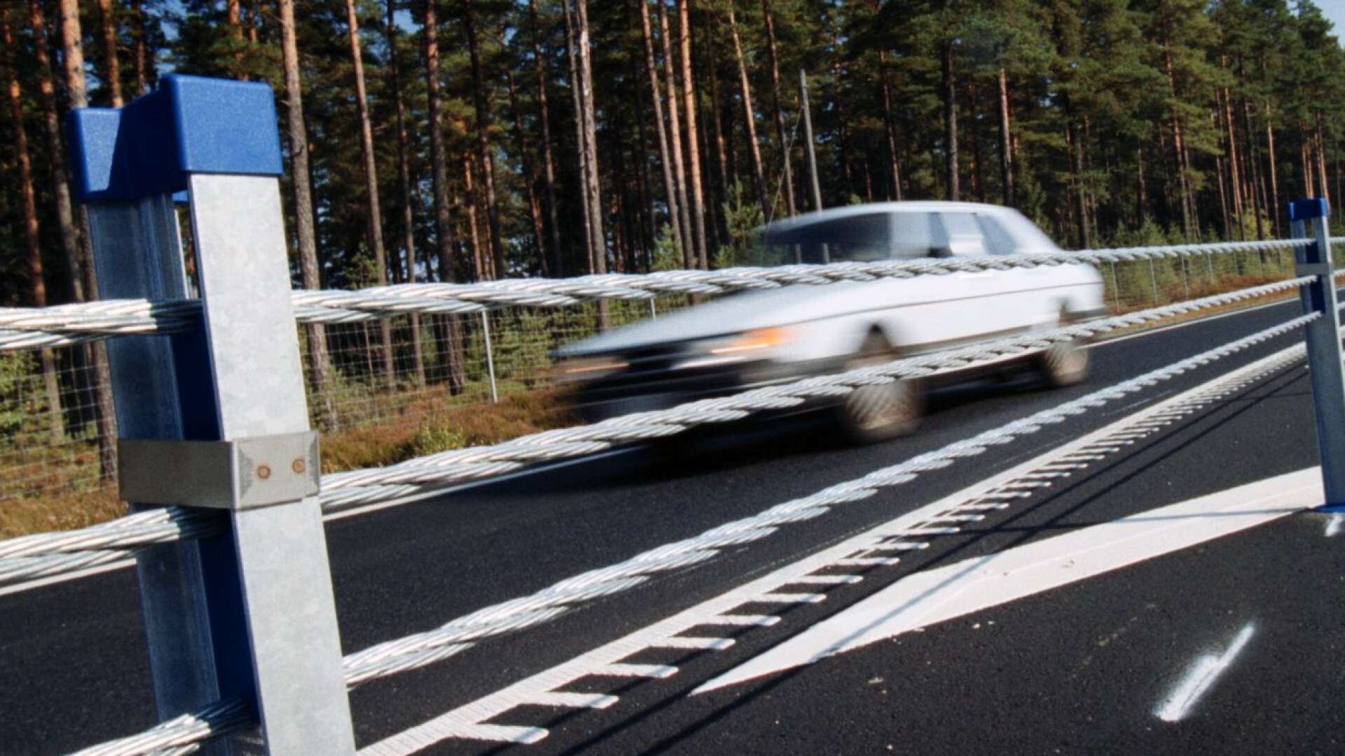 I stället för sänkta hastigheter bör fler vägar mittsepareras skyndsamt, skriver Caroline Drabe, vd på Riksförbundet M Sverige
