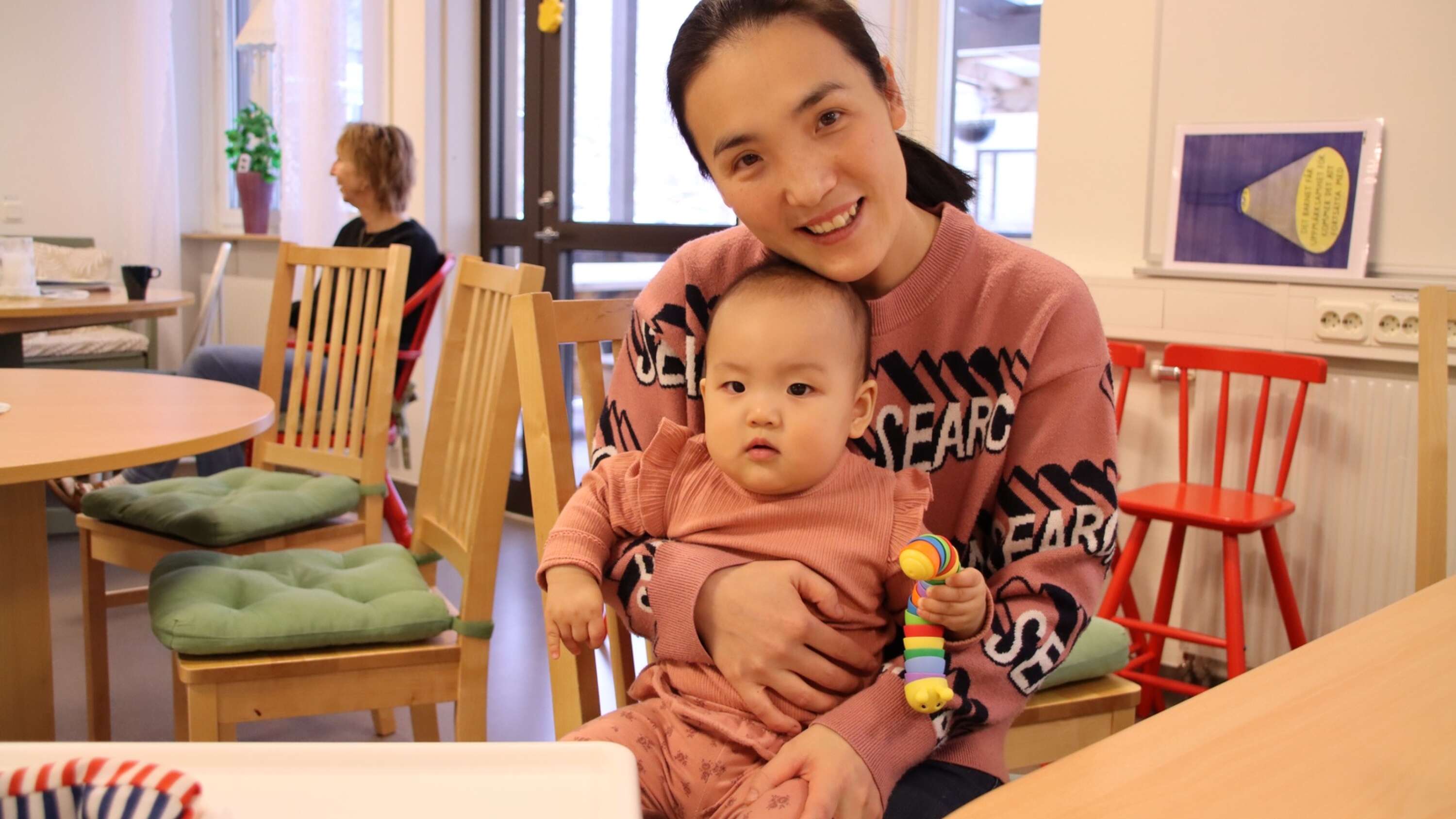Nya siffror från SCB visar att Astrid och William är de populäraste namnen bland nyfödda 2022. FT besökte Familjecentralens babycafé för att kolla vad bebisarna i Filipstad heter. 
Cissi med mamma Vivvi Yulan Jin.