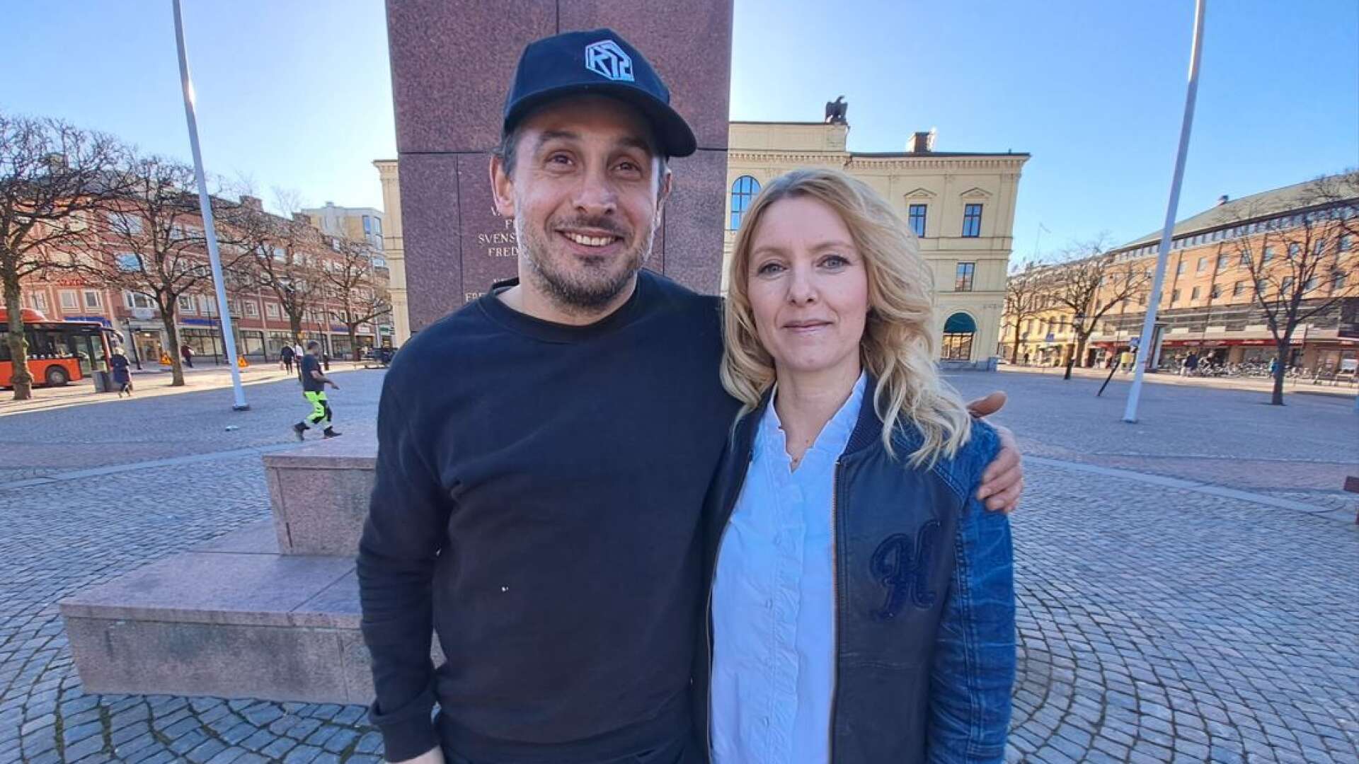 Daria Jodat och Åsa Eriksson har bidragit till att det blir feststämning på Stora torget i slutet av juli.