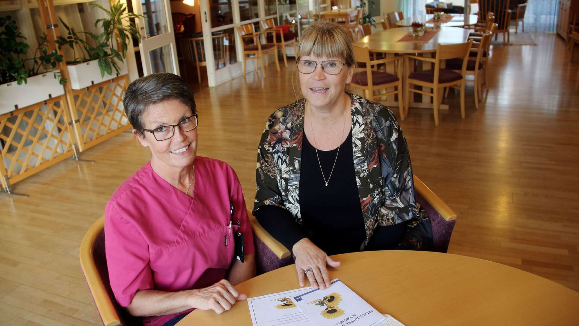 Yvonne Karlsson, frivilligsamordnare, och Susanne Johansson, enhetschef, är aktivt inblandade i tillkomsten av frivilligverksamheten Solrosen i Dals-Ed.