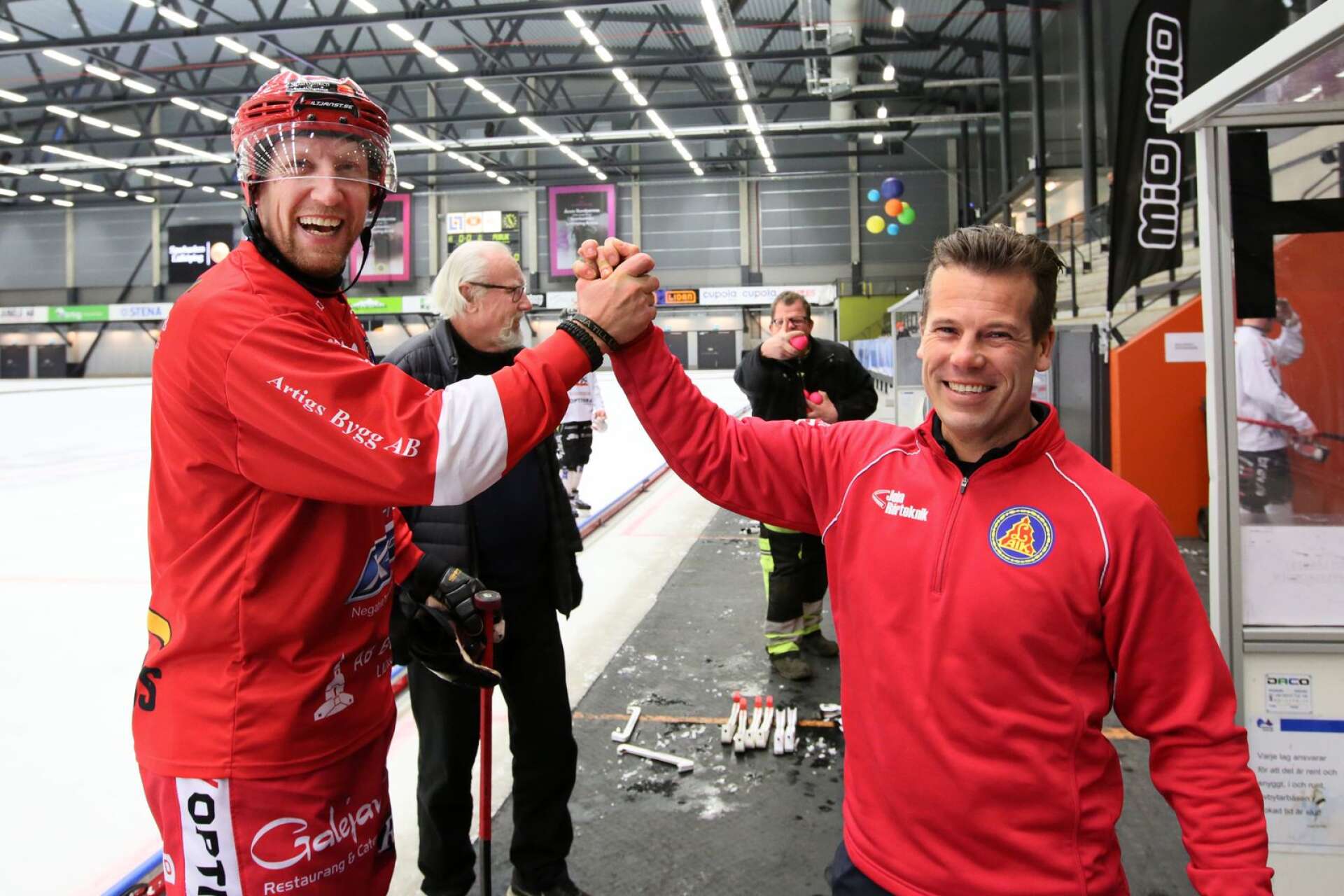 Liberon Marcus Sixtensson och tränaren Jesper Bryngelsson ser nöjda ut.