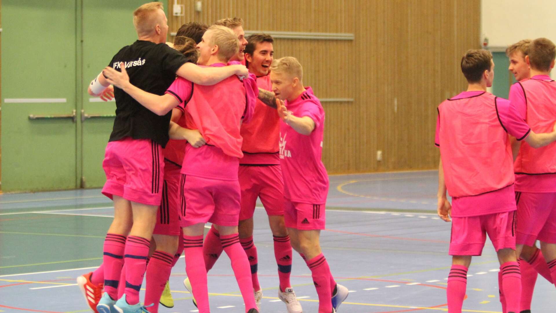 IFK Värsås segerjublar efter segern i Skövde Futsal Cup.