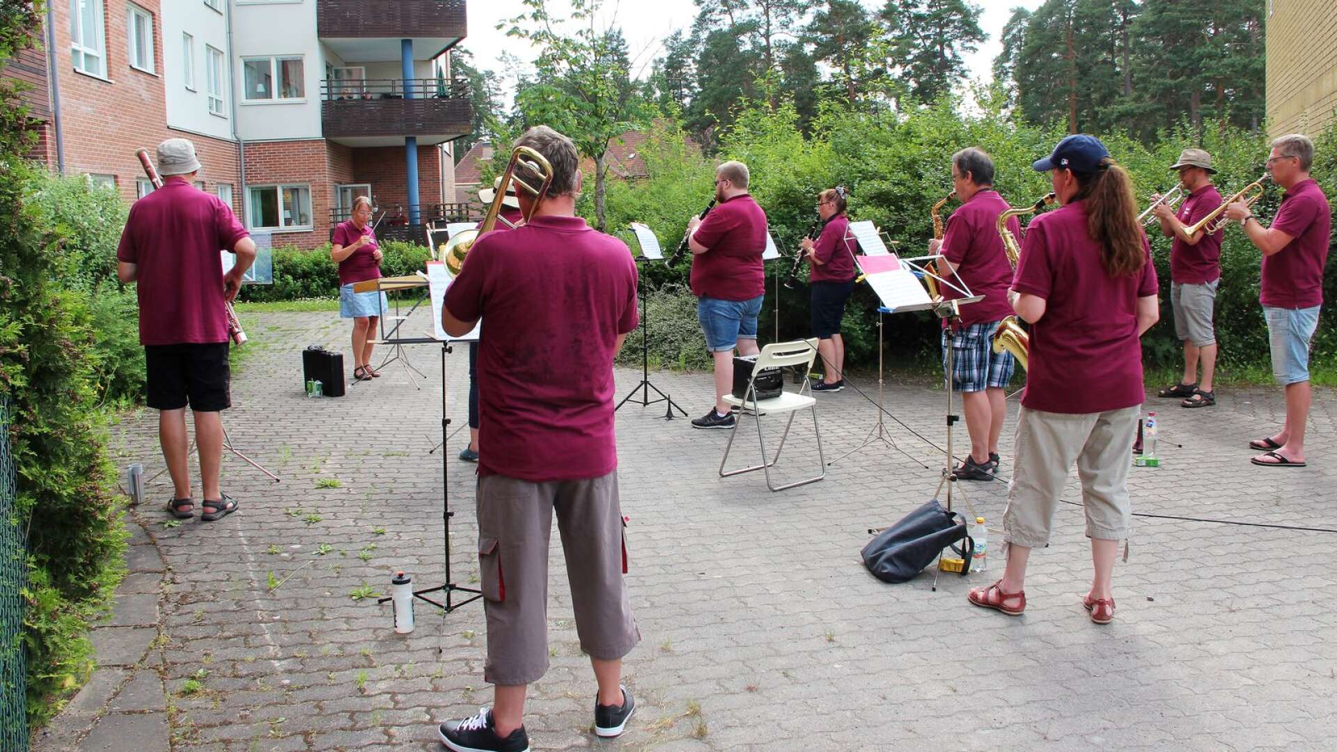 Musikkåren gav konsert utomhus, på avstånd i coronatid, för de äldre på Västergården och de spelade även utanför Letälvsgården.