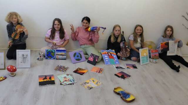 Sex tjejer från Kulturskolan står bakom konstutställningen i Galleri 2.