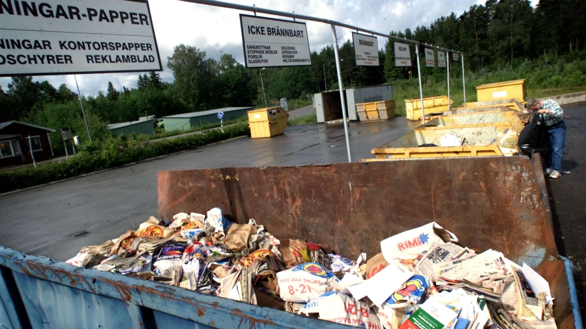 I dag får invånare i Hasslerör åka till Bångahagen för att slänga tidningar och kartonger. Men nu ska kommunen utreda om samhället kan få tillbaka sin återvinningsstation.