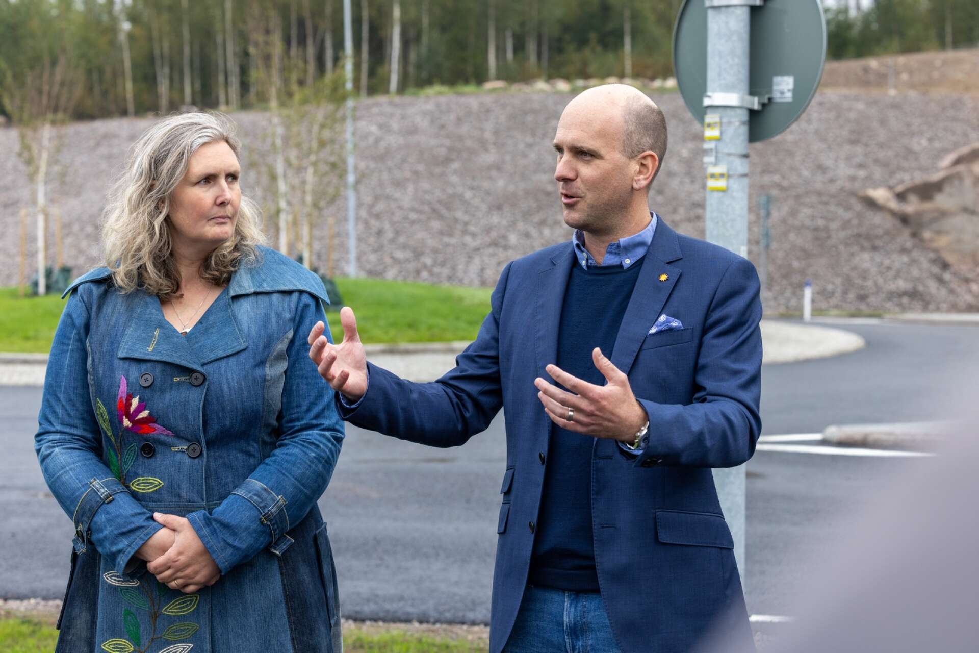 Monika Bubholz (MP) och Anders Tallgren (S) konstaterar att trafiksatsningen i Välsviken är viktig både i nuläget och för framtiden med tanke på att det planeras både för mer handel samt bostäder där.