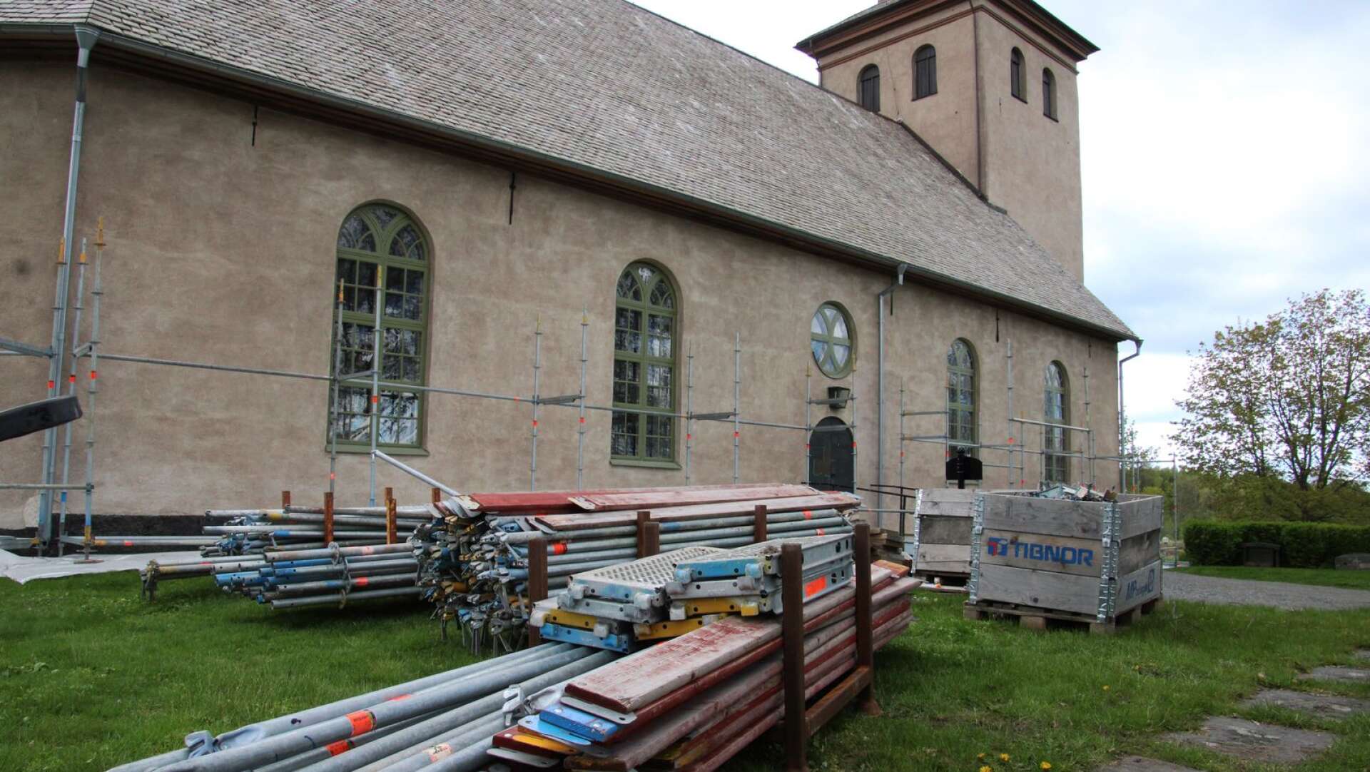 By kyrka ska målas om och återfå sin ursprungliga vita färg. Det är ett av flera renoveringsprojekt som ska genomföras i Säffle pastorat.