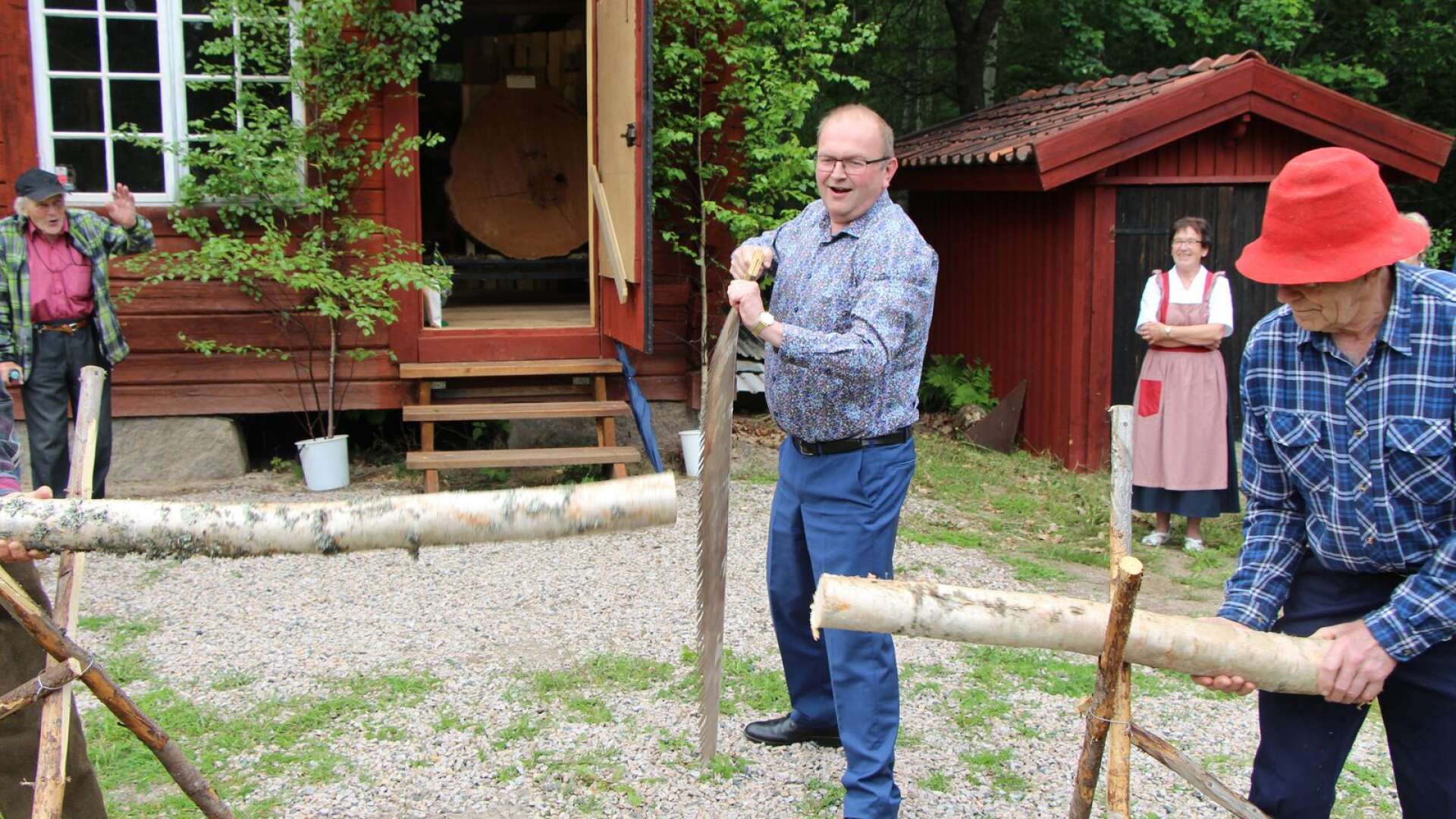Juni 2017. Kenneth Johansson invigde utställningen Skogshuggarna i fjärran västers skogar genom att såga itu en björk.