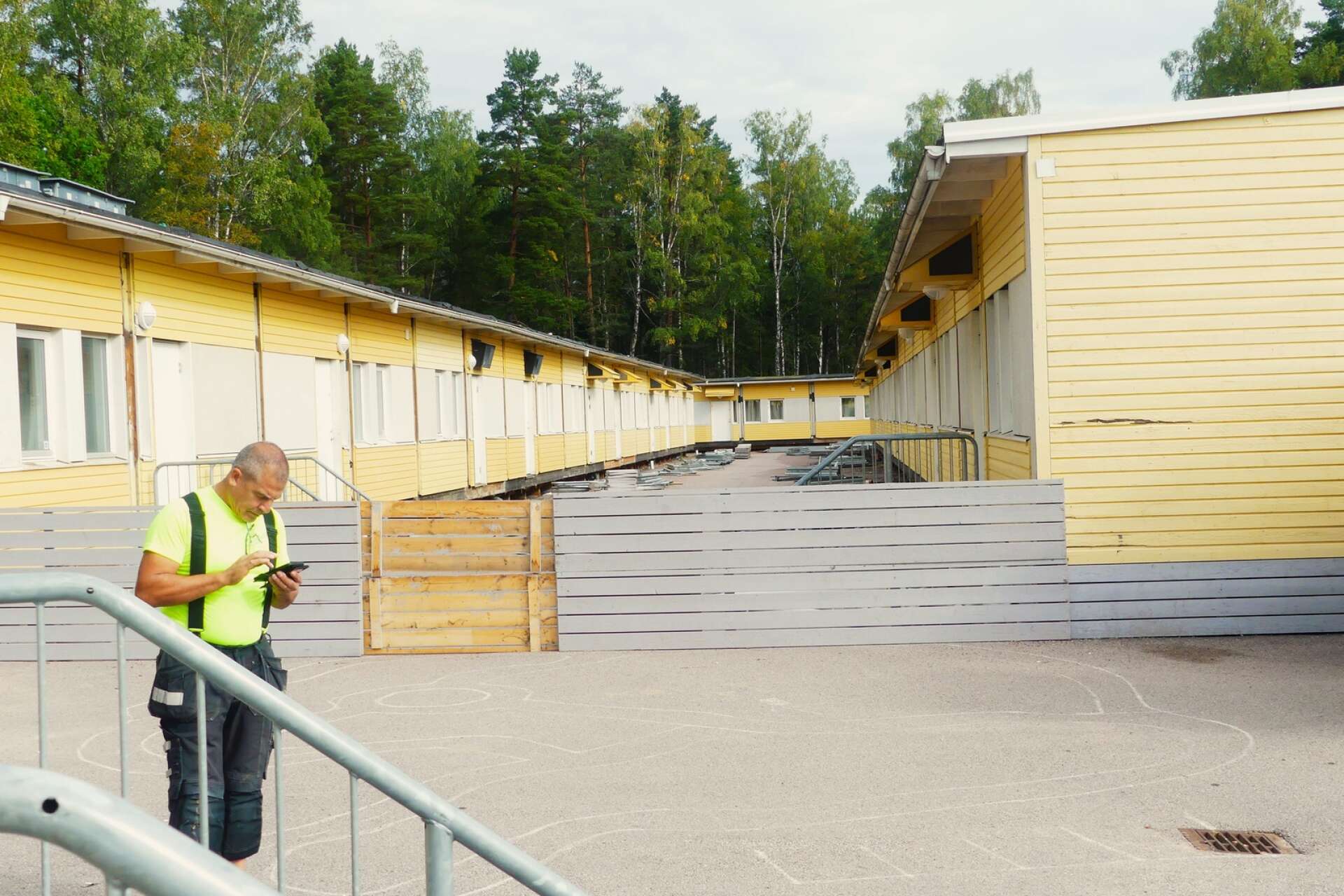 Sedan 2014 har barackerna stått söder om Rösvallen.
