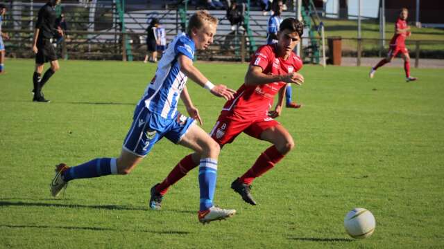 IFK Åmåls duktige back Albin Svensson, 18, gjorde mål på straff när laget hämtade upp 0–2 till oavgjort i säsongens första träningsmatch mot Värmlandsbro SK. Arkivbild.