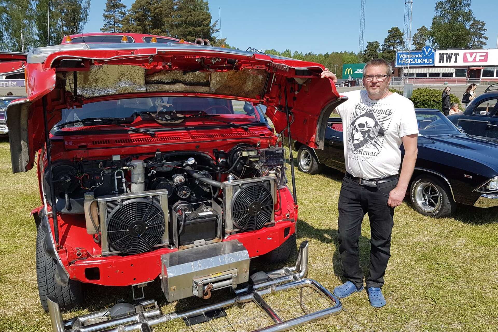 Andreas Edstam från Skoghall ställde ut en röd Chevrolet G20 van från 1987.