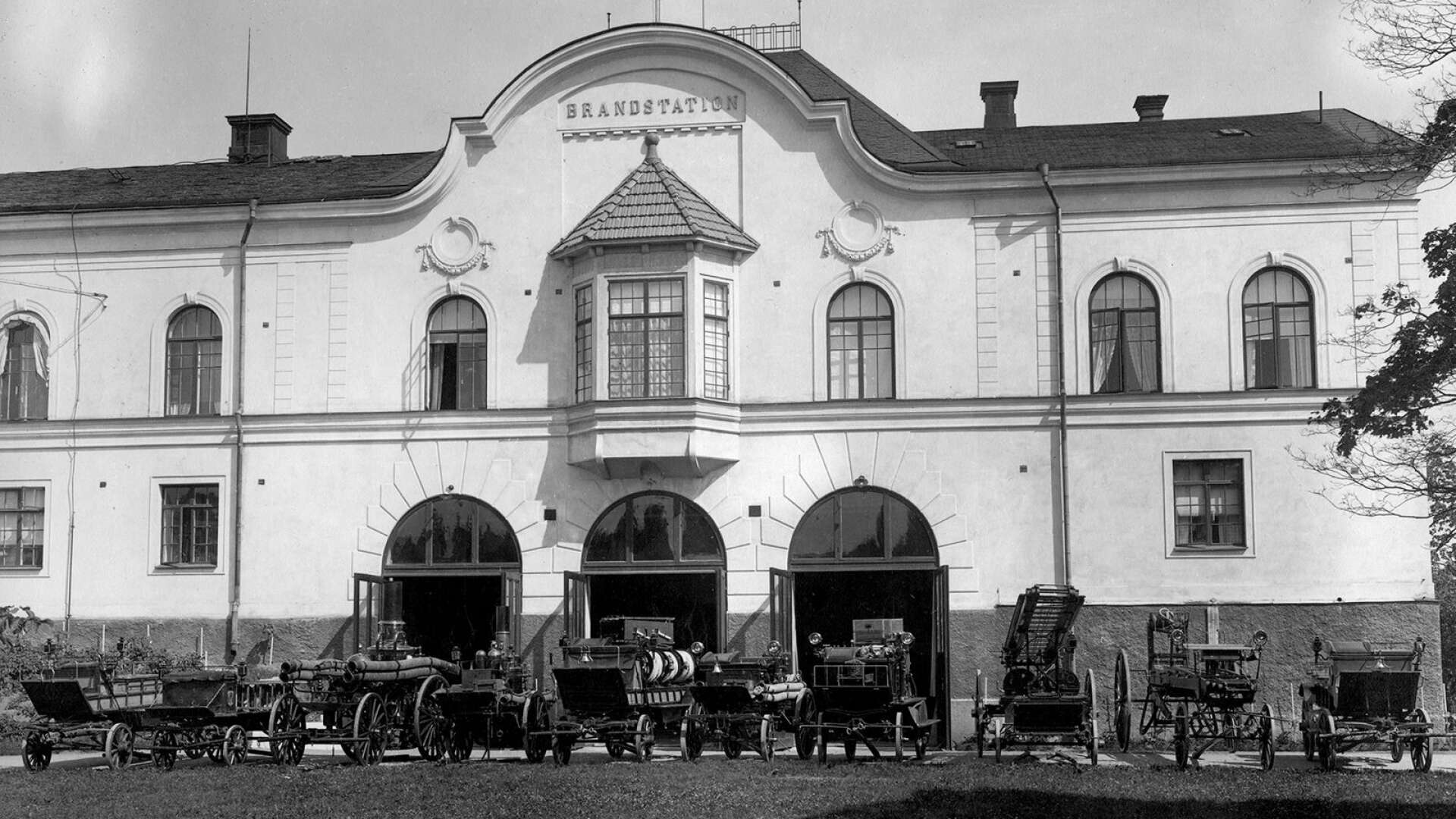 Brandkårens utryckningsfordon utanför brandstationen på Karlbergsgatan 1916.