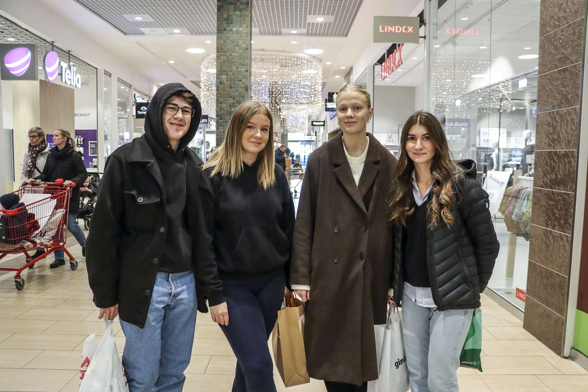 Adrian Warling, Linnéa Melin, Ebba Kättström och Selma Agic gav sig ut på en gemensam shoppingsväng.