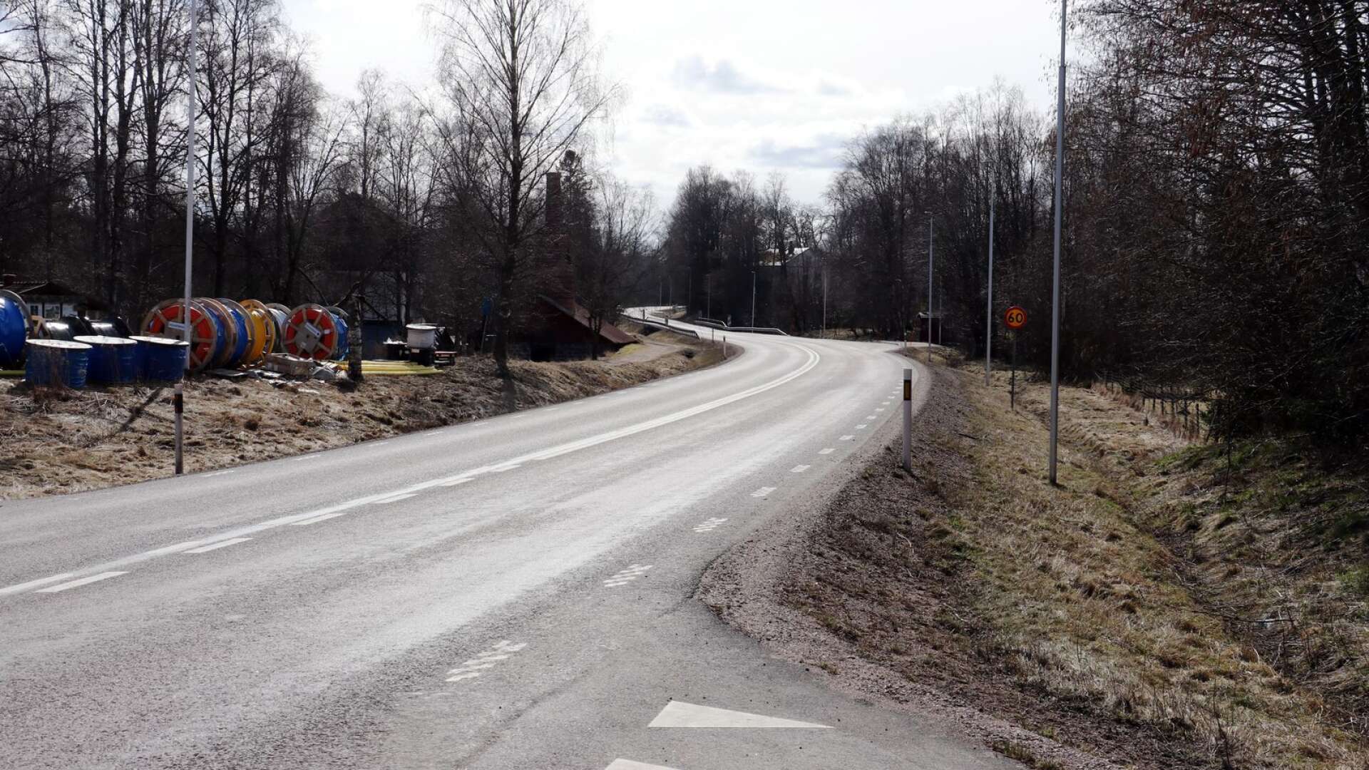 Busshållplatsen i riktning mot Karlstad. Här tvingas resenärerna gå efter den tungt trafikerade riksväg 63. 