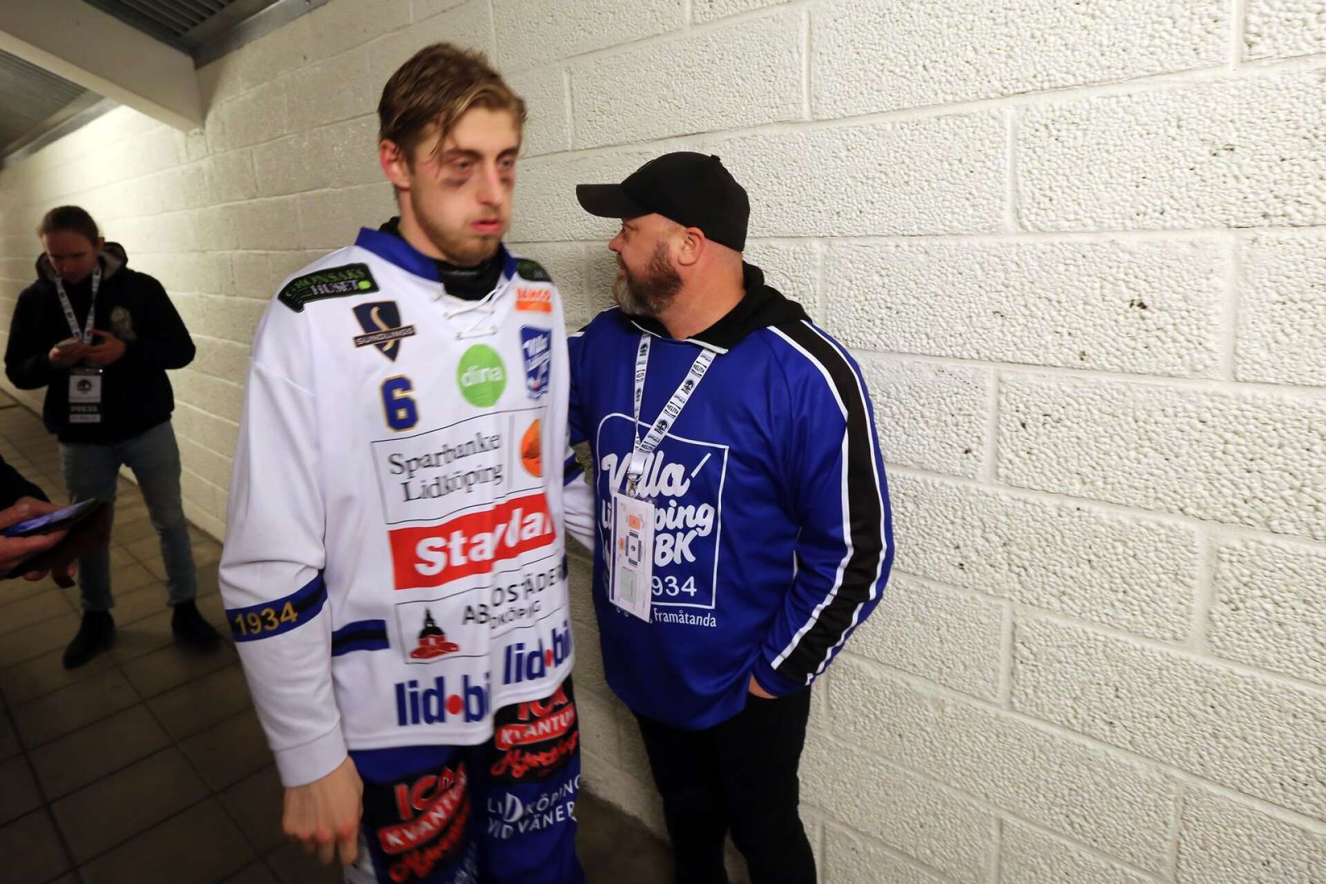 Martin Karlsson får en tröstande klapp på ryggen av klubbdirektören.
