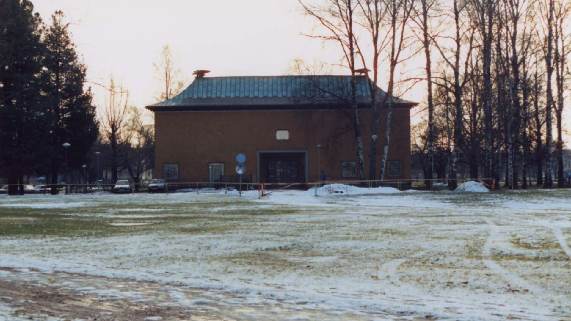 År 1926 fick arkitekten Cyrillus Johansson uppdraget att rita en museibyggnad på Sandgrund. Året innan hade de båda föreningarna Värmlands naturhistoriska och fornminnesförening och Föreningen Värmlands Länsmuseum gått samman och bildat Värmlands Fornminnes- och museiförening. 1929 invigdes Värmlands Museum, en stor händelse i Värmland det året. Bilden är från 1988.