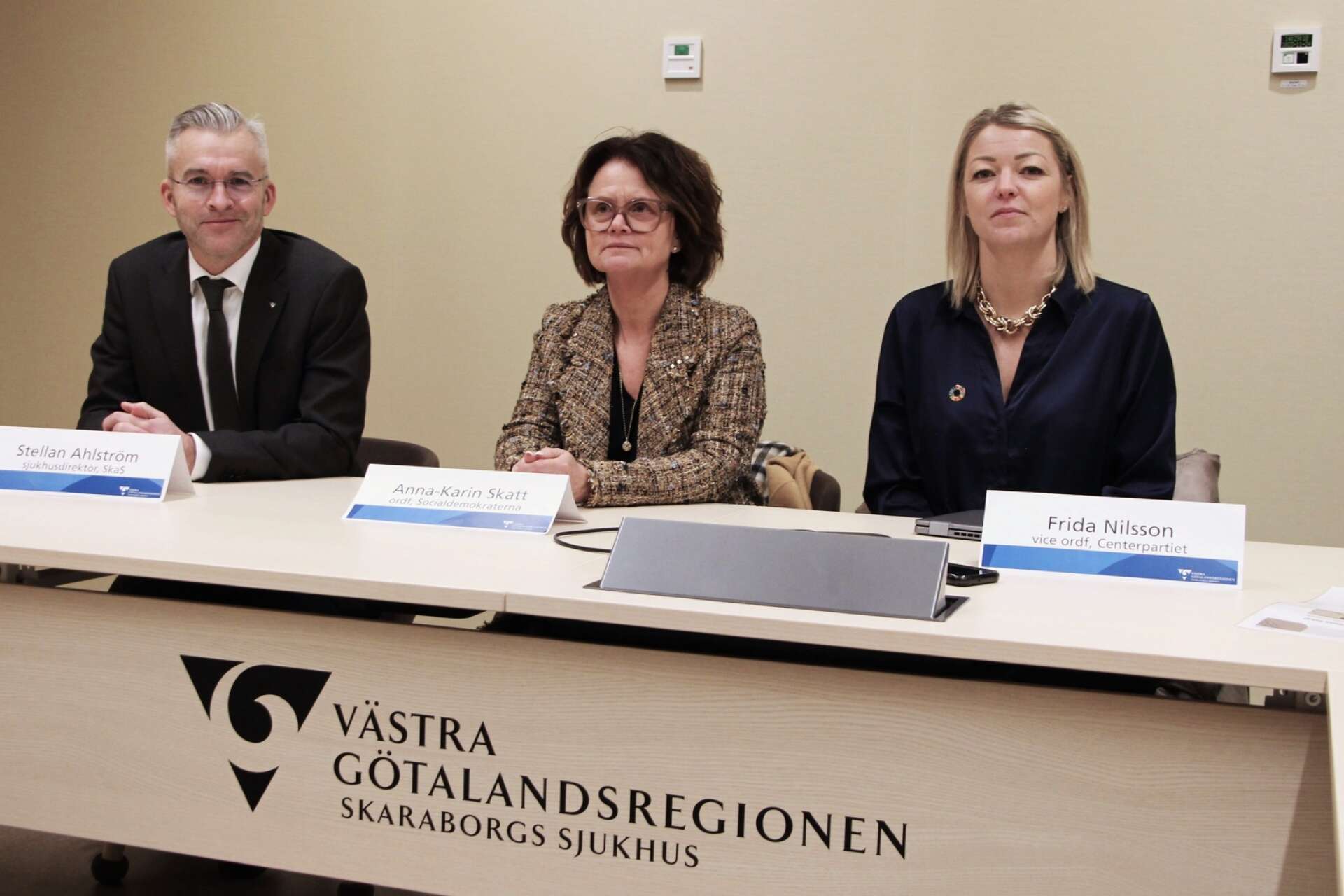 Stellan Ahlström, sjukhusdirektör, Anna-Karin Skatt (S), ordförande sjukhusstyrelsen, Frida Nilsson (C), vice ordförande sjukhusstyrelsen, berättade om fortsatta sparkrav på sjukhuset.