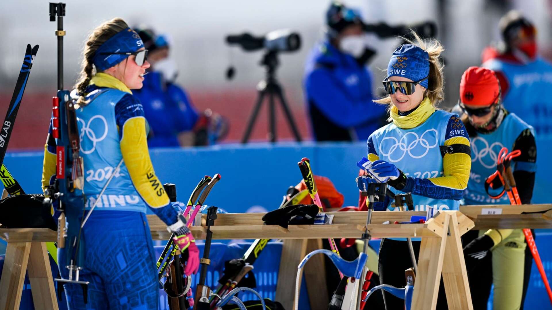 Mona Brorsson, till höger i bild, petades från sprintloppet och därmed även jaktstarten men fick se Elvira Öberg, till vänster, ta dubbla silver från sidan.