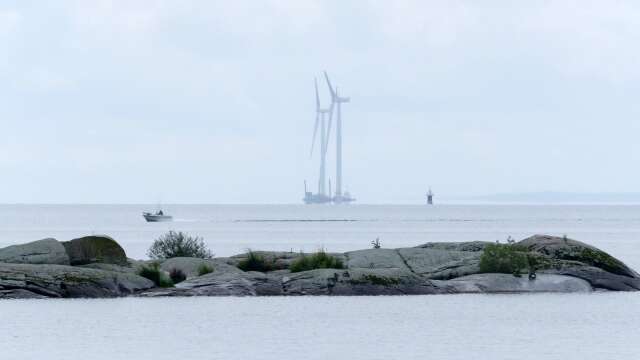 Vindkraftverken på Gässlingegrundet lagas nu av ett team från sammanlagt fyra länder.