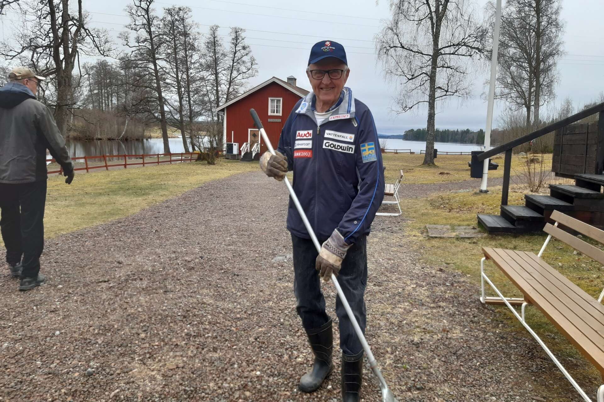 Per-Åke Pettersson hjälper alltid till med arbetet ute på hembygdsgården.