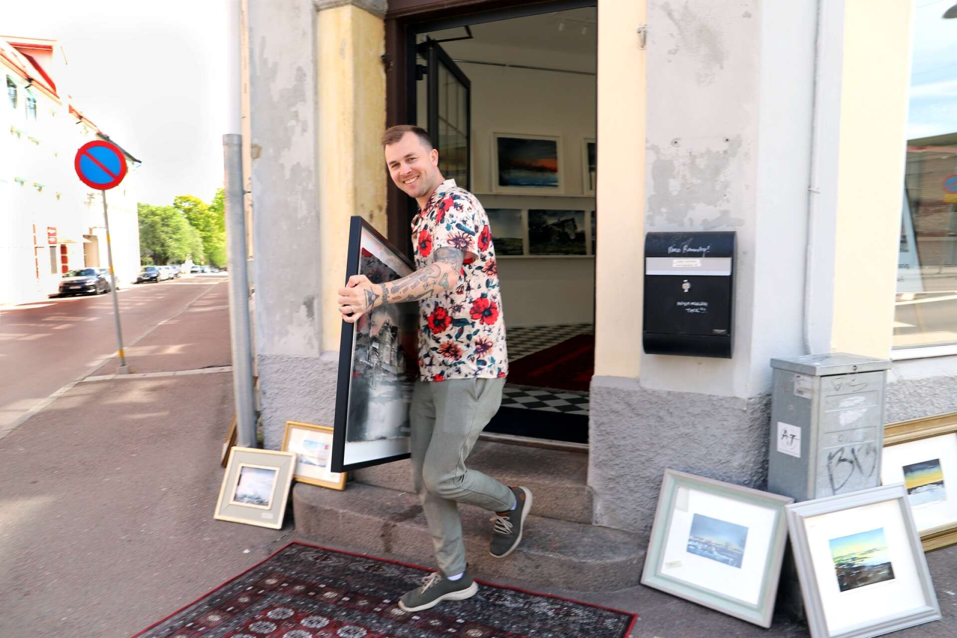 ”Det får inte bli så sterilt, jag vill ha det lite bohemiskt”, säger Daniel Zausnig och bär ut konst på gatan, för att ge en lockande entré till utställningen Värmland på Galleri Värmland.