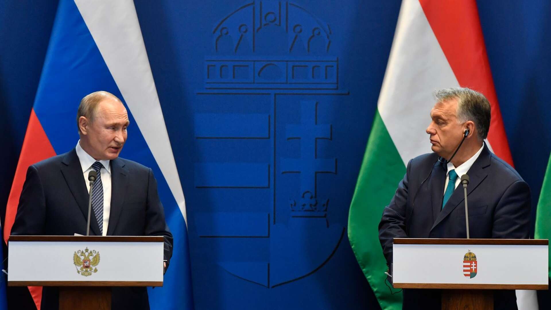 Orbán är EU:s svaga punkt när det kommer till Ryssland och Vladimir Putin. Till skillnad från resten av unionen har han haft svårt att distansera sig från Ryssland, och premiärministerns goda relation till den ryske presidenten är väldokumenterad, skriver Alex Vårstrand.