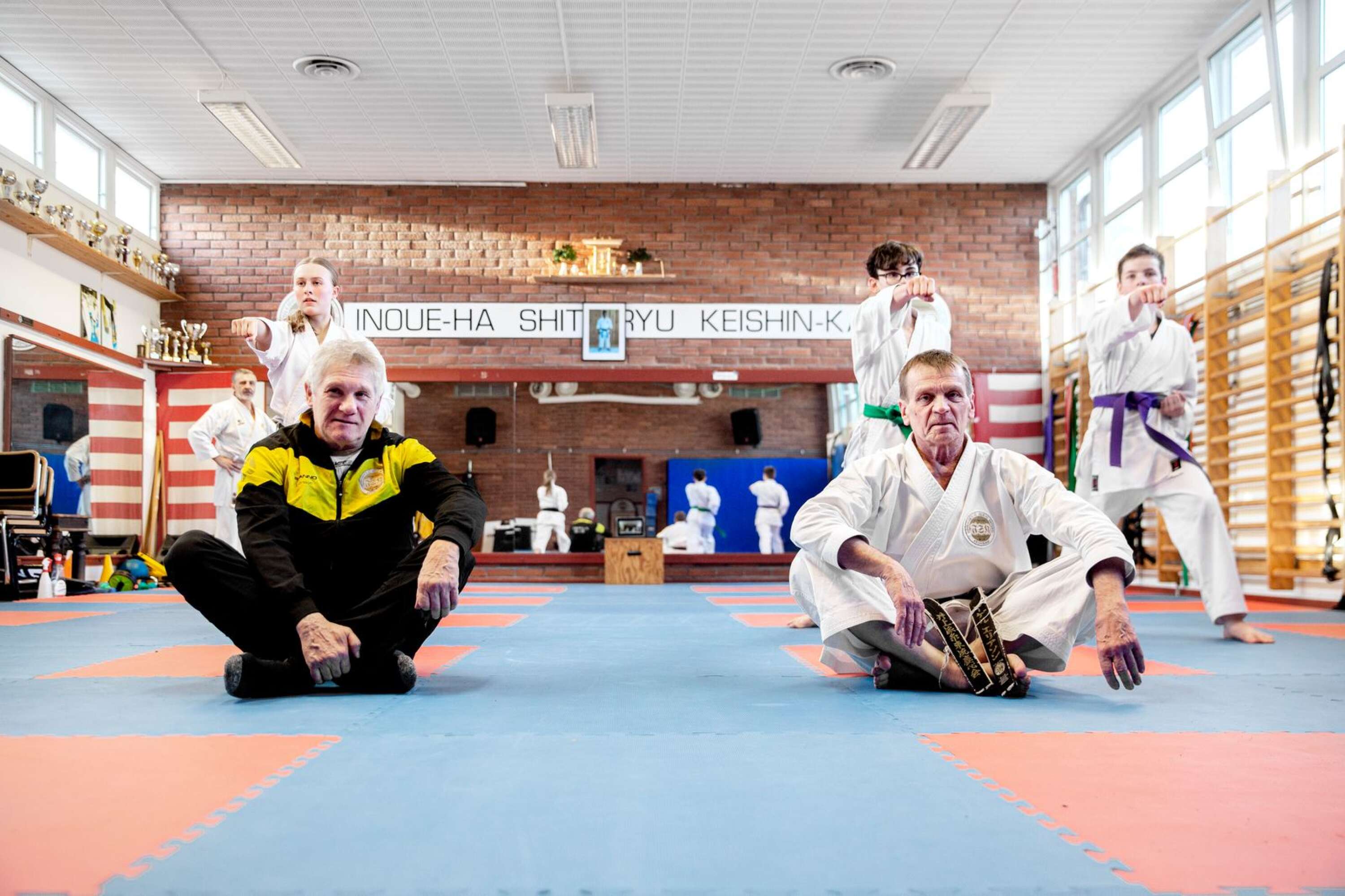 Lennart Larsson och Roger Eliasson är tränare i Karlstad karateförening och dessutom förbundskaptener i katalandslaget respektive framtidslandslaget. I bakgrunden tränar Hanna Skogström, Nikola Durdevic, 13, och Ivan Kornienko, 14.