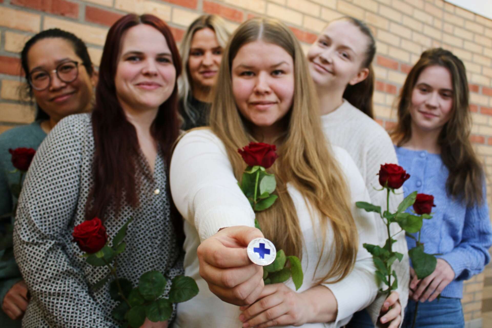 Efter ett och ett halvt års studier är sju tjejer nu examinerade undersköterskor i Säffle. De är dessutom de första att examineras enligt den nya kursplanen, som innebär en bredare yrkeskompetens.