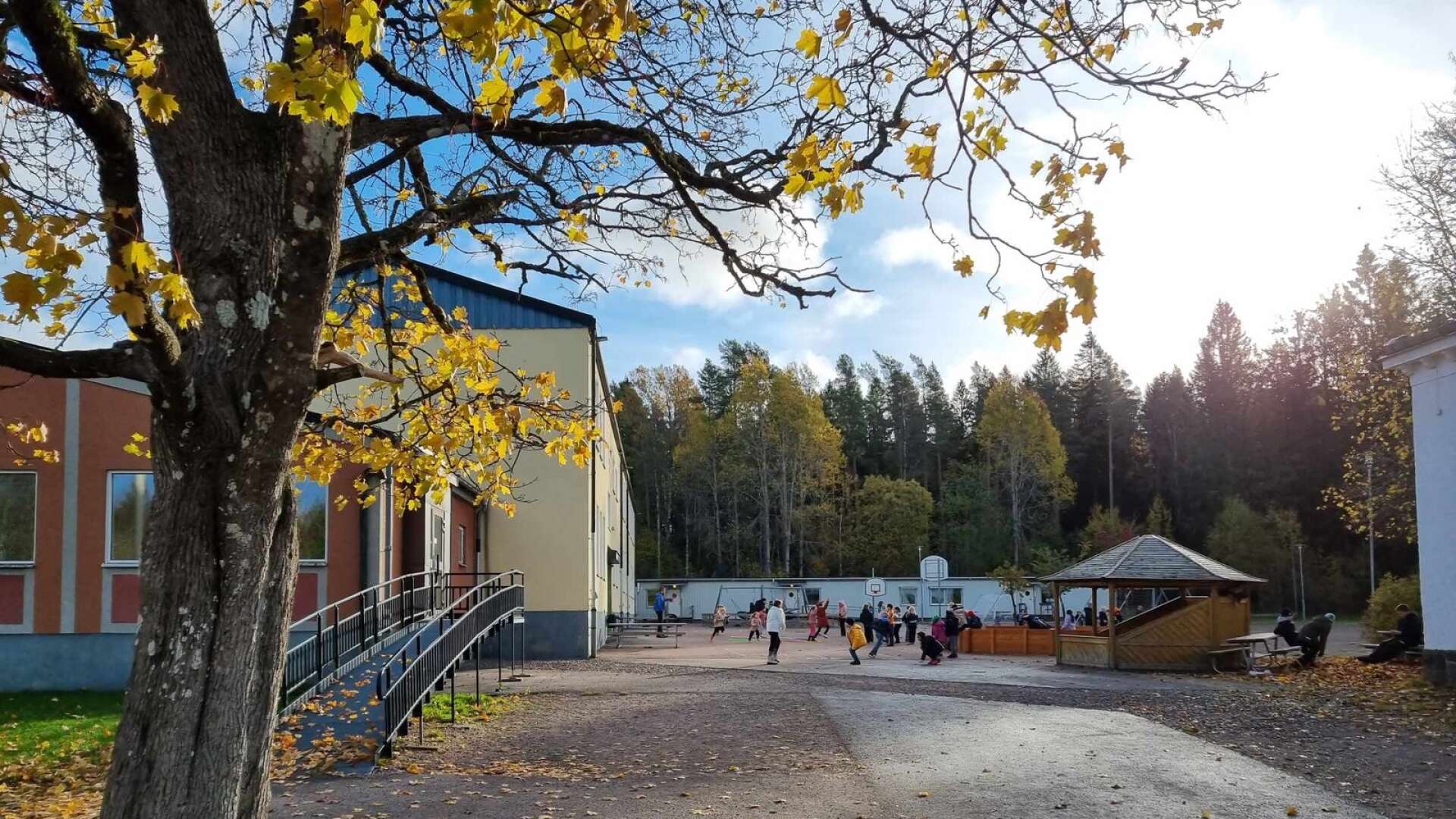 Björneborgs skola är inte helt nedläggningshotad, men en nedläggning av mellanstadiet ska utredas.
