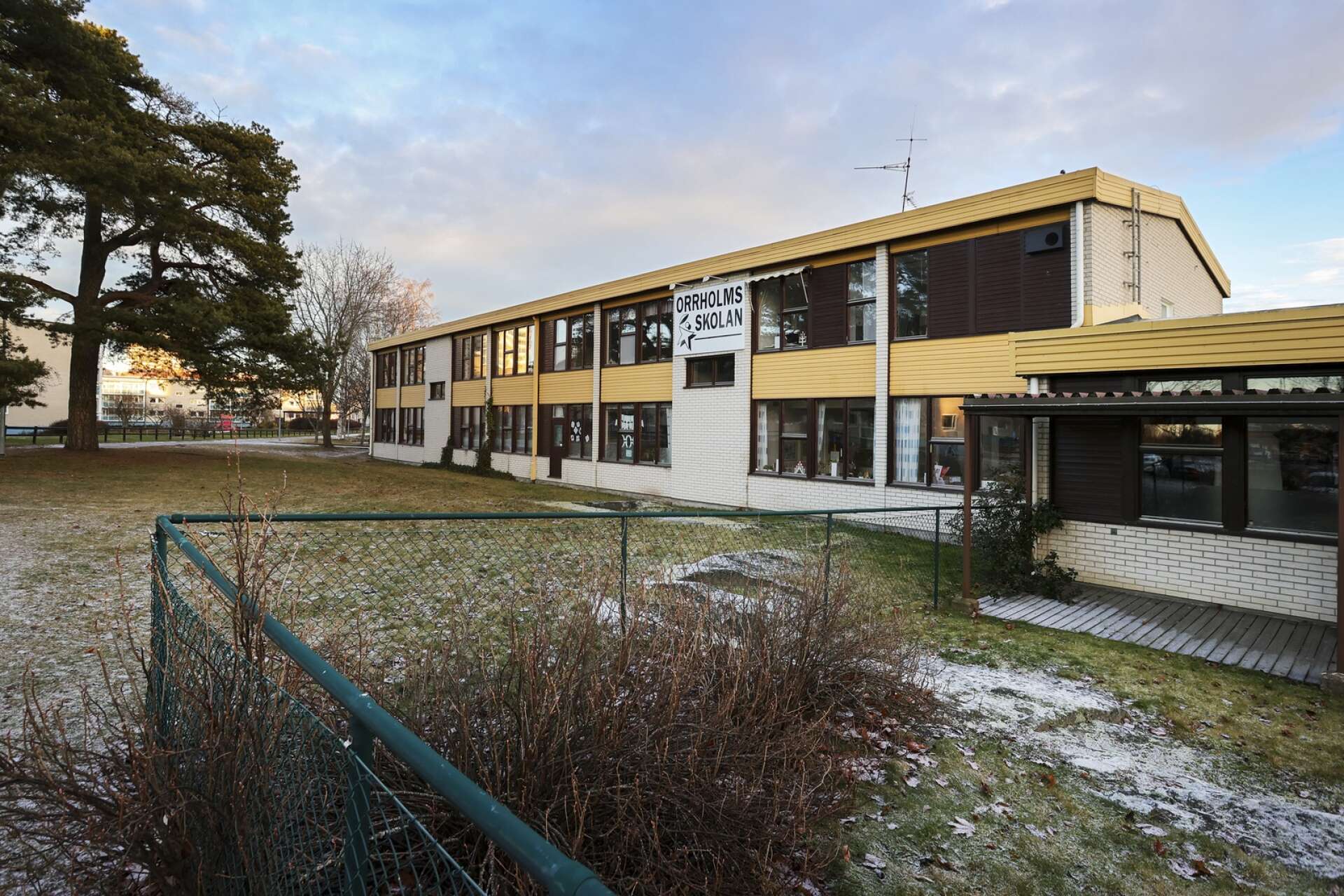 Skolbyggnaden är inne på sitt sista läsår. Eleverna får busspendla till Rud i två år, innan de kan återvända till en nybyggd skola på Orrholmen.
