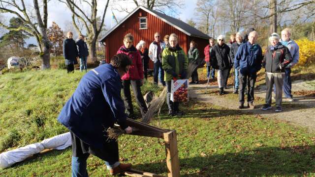 Hemslöjdskonsulenten Kristina Brandt berättade och visade bearbetning av lin under Bråkkalaset vid Blanketorpet.