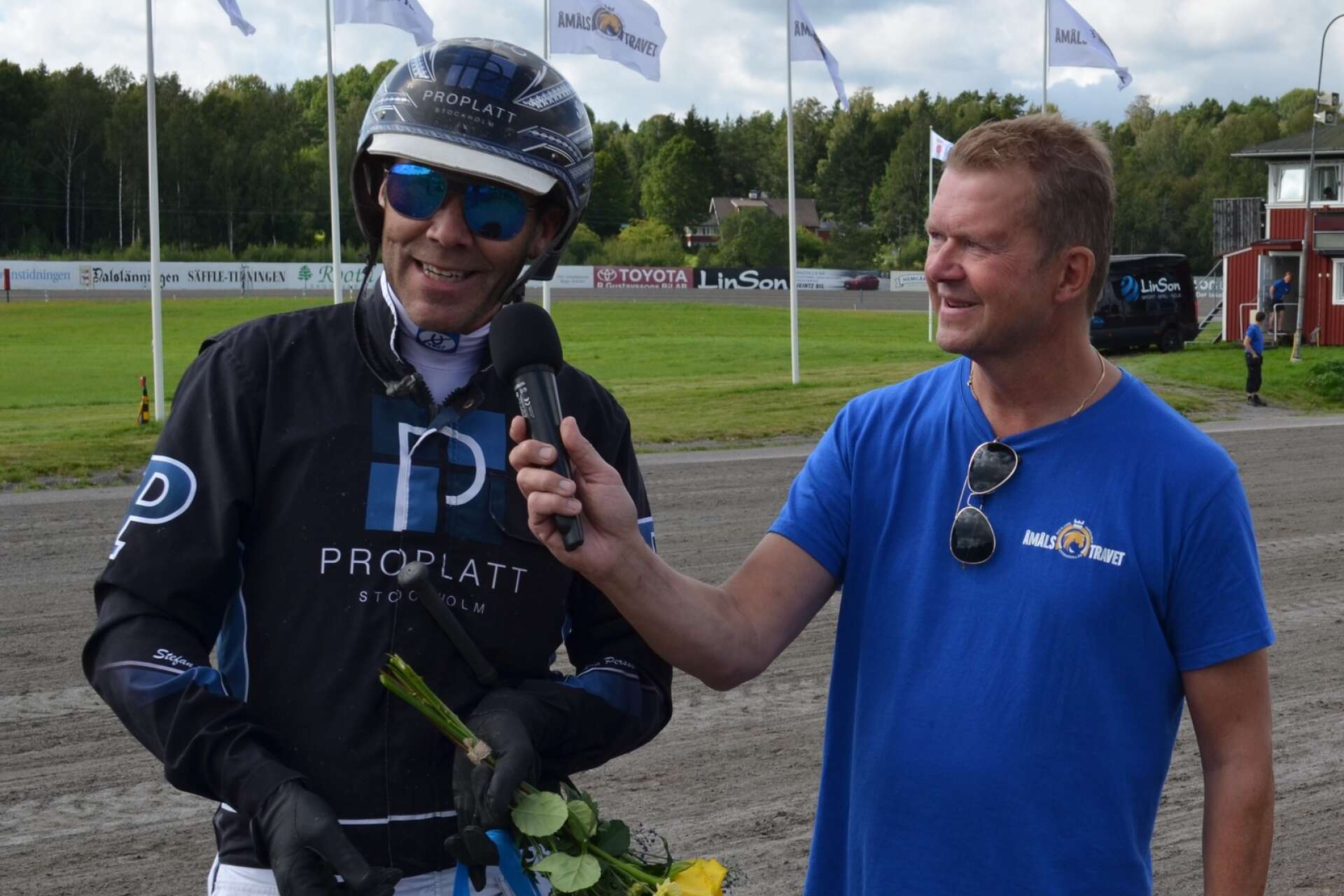 Stefan Persson och Björn Goop kappkörde om segern - ett varv före mål. Efteråt kunde Persson skrattade åt det hela, intervjuad av Fredrik Bengtsson. Halmstadstränaren Persson tog en dubbel på GS75. 