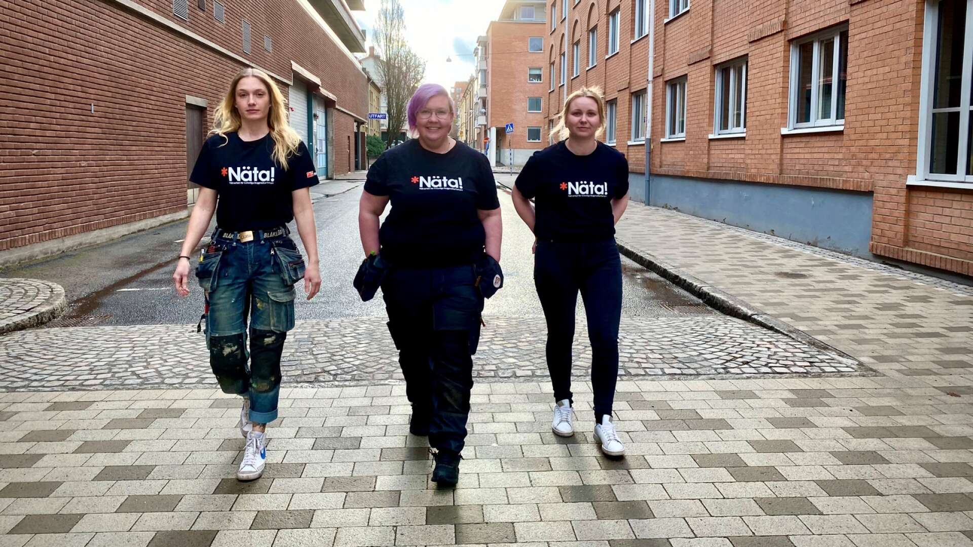 Madeleine Bergman, snickare, Ida Karlsson, plattsättare och Hannah Jilleskog, rörmokare, har tagit initiativ till Sveige första lokala Näta-grupp, det vill säga ett nätverk för tjejer i byggbranschen. 