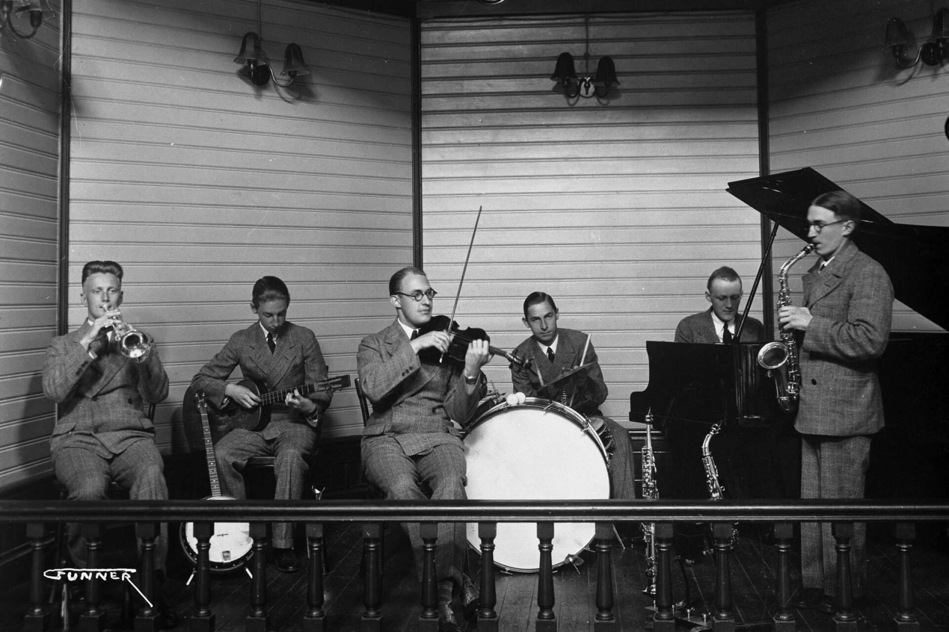 The Melody Men hette denna samling musiker som uppträdde med trumpet, gitarr, fiol, trummor, piano och saxofon. bilden är tagen år 1931.