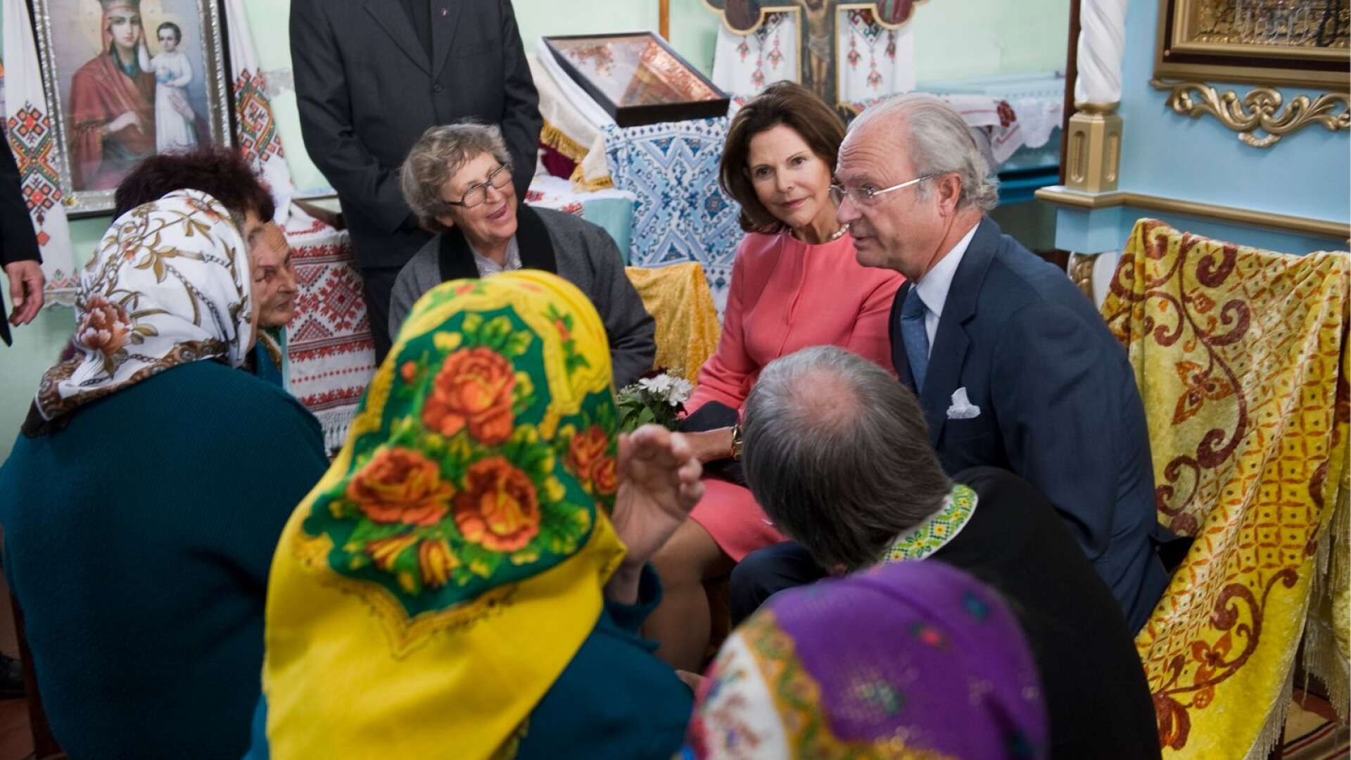 Kung Carl XVI Gustaf och drottning Silvia besökte 2008 Gammalsvenskby (Zmijevka) under ett statsbesök i Ukraina. Kungaparet besökte då bland annatsvenska kyrkan i byn. 