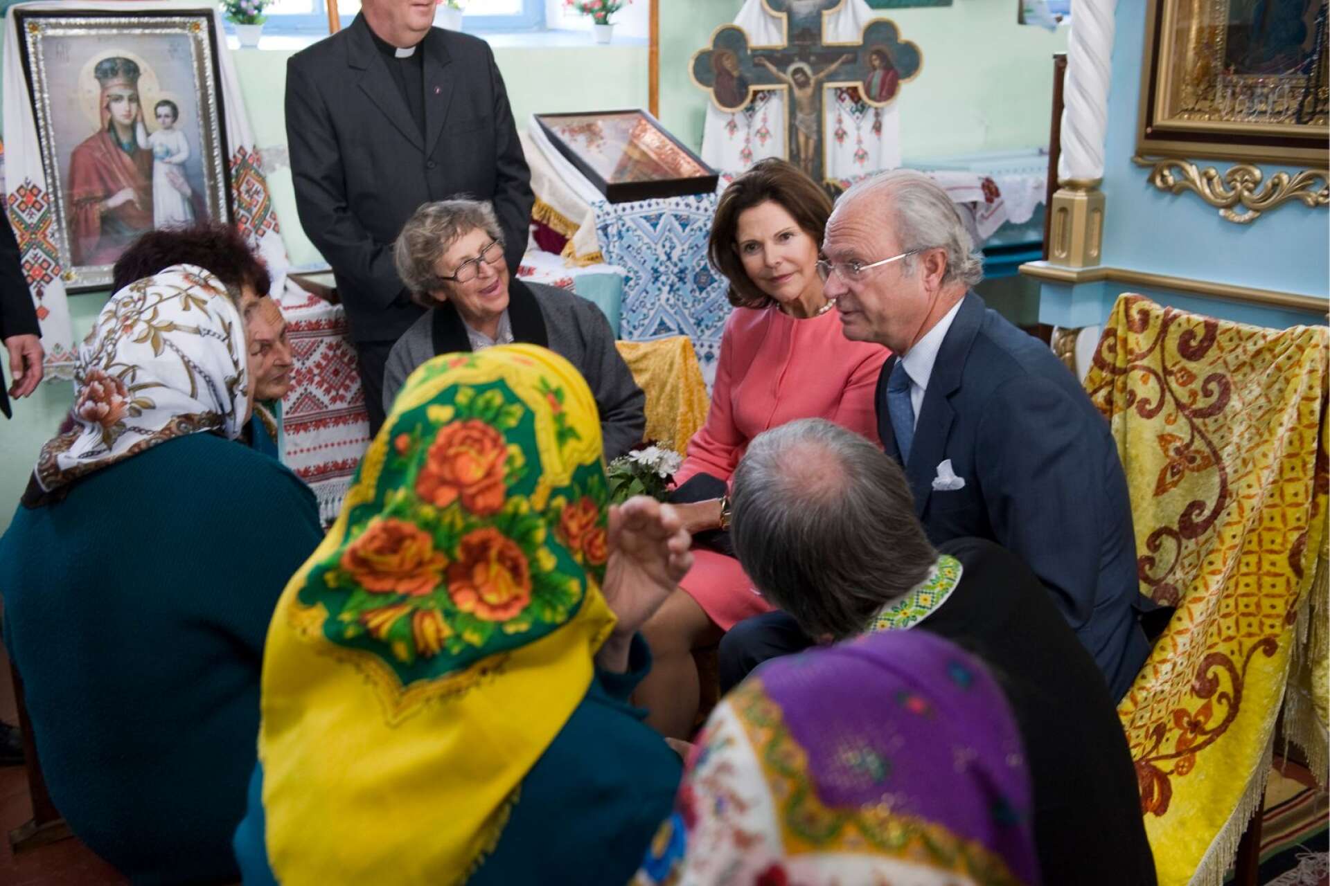 Kung Carl XVI Gustaf och drottning Silvia besökte 2008 Gammalsvenskby (Zmijevka) under ett statsbesök i Ukraina. Kungaparet besökte då bland annatsvenska kyrkan i byn. 