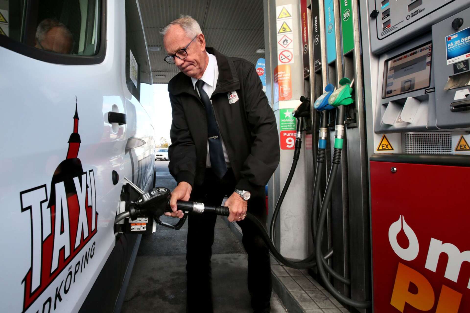 De rekordhöga bränslepriserna får konsekvenser för bland annat Taxi Lidköping. Vd Morgan Särevik uppskattar att fem kronor mer per liter diesel innebär ökade kostnader på närmare 200 000 kronor på ett år.