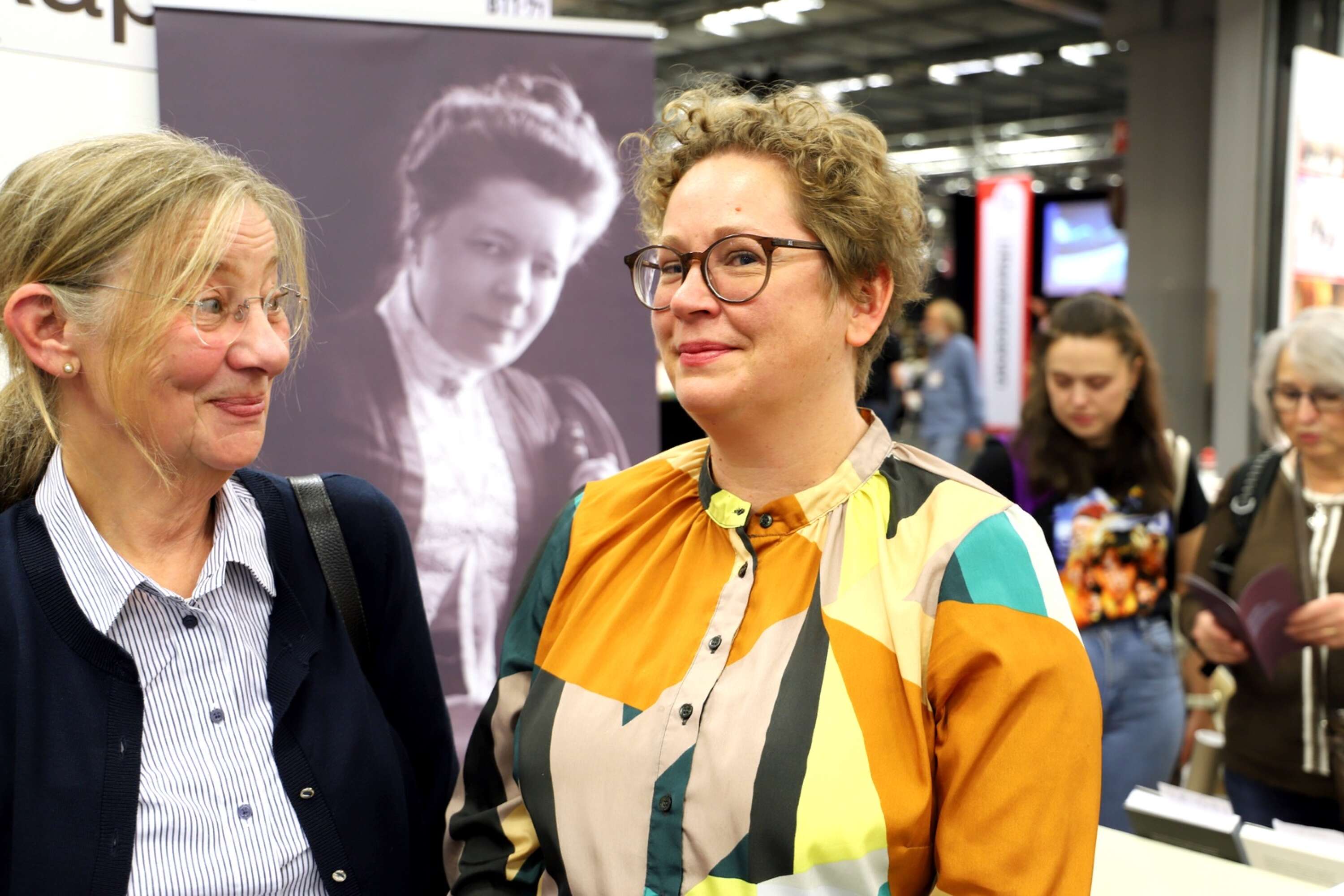 Maria Ulfgard och Jenny Bergenmar hälsade självklart på i Selma Lagerlöfsällskapets monter.