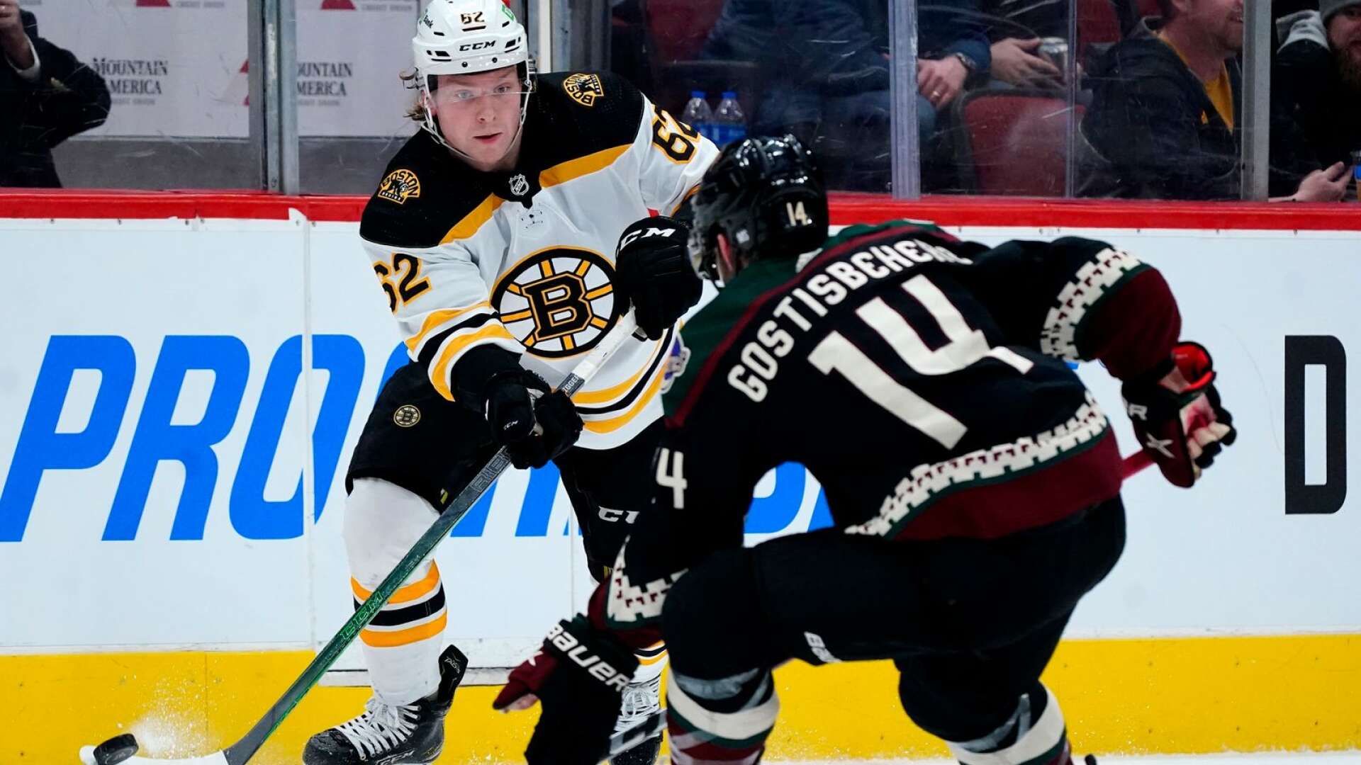 Boston Bruins värmlänning Oskar Steen startar den här säsongen i AHL med Providence Bruins. Förra säsongen lirade Steen 20 NHL-matcher. 