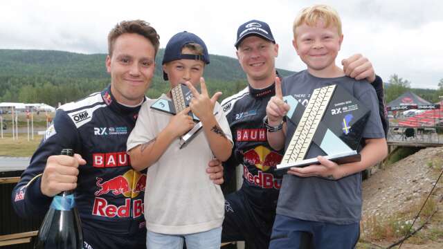 Johan Kristoffersson och Ole Christian Veiby firar pallplatserna tillsammans med sönerna Oliver och Colin.