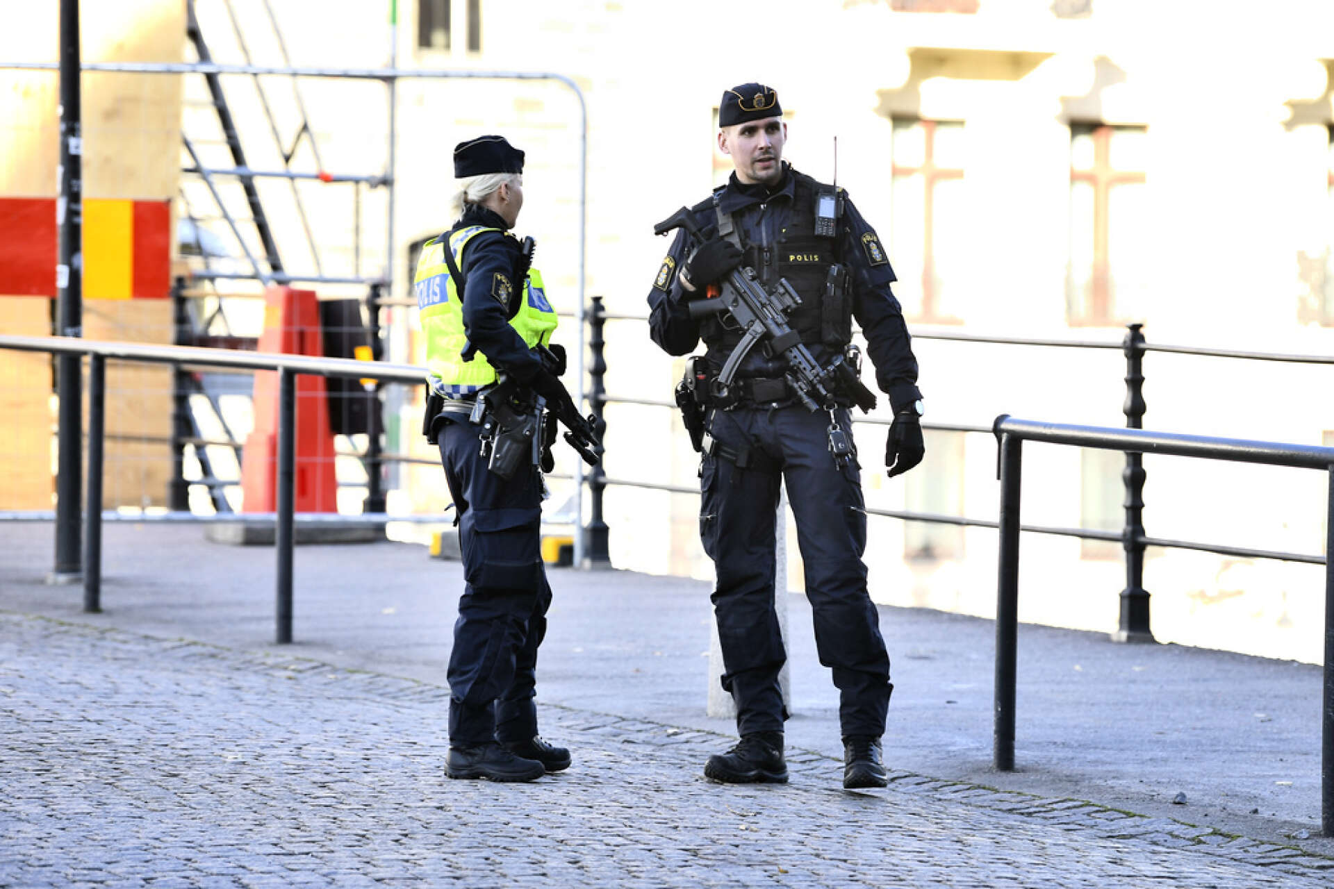 Poliser med förstärkningsvapen på Riksbron framför Riksdagen på fredagen. Polisen har beslutat om en nationell särskild händelse. Syftet är bland annat att snabbt kunna agera vid ett eventuellt terrorattentat