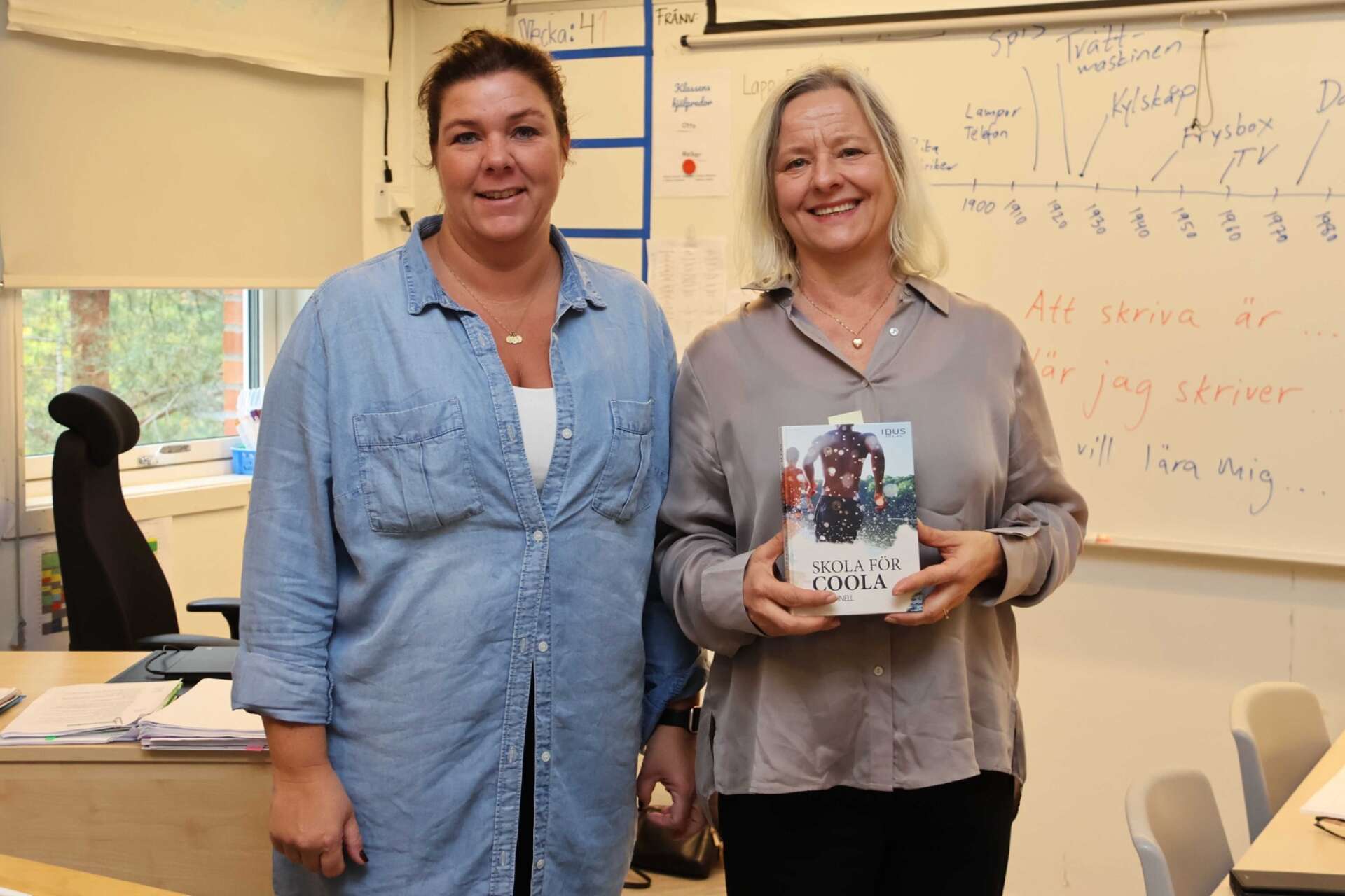 Barnboksförfattaren Åsa Öhnell, här tillsammans med läraren Linda Hedström, utgick från sin bok ”Skola för coola” vid besöket på Ekhagsskolan.