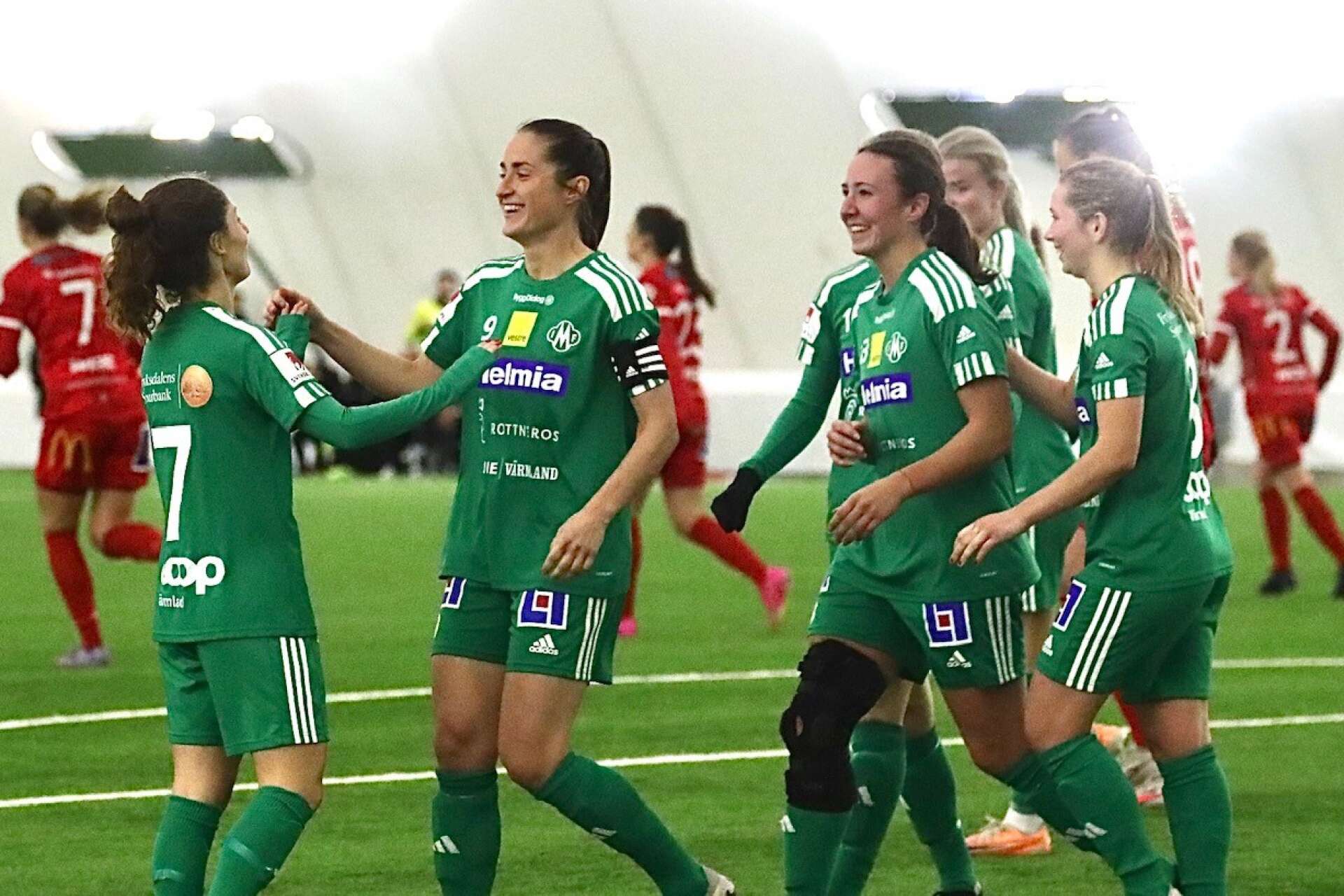 Mallbacken-jubel efter målet som betydde 2–0 i lördagens ödesmatch hemma mot Rössö.