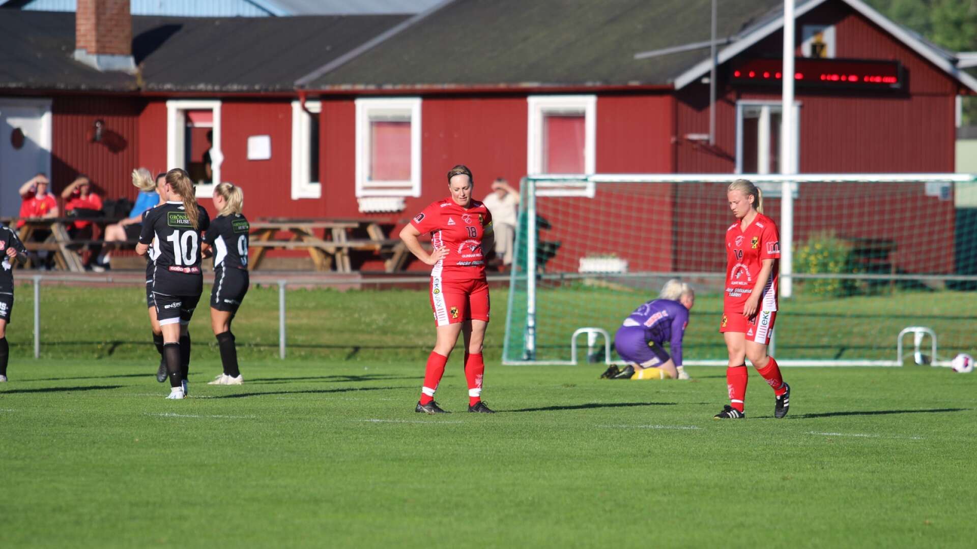 Töreboda IK fick se sig besegrade för första gången i årets division tre-serie.